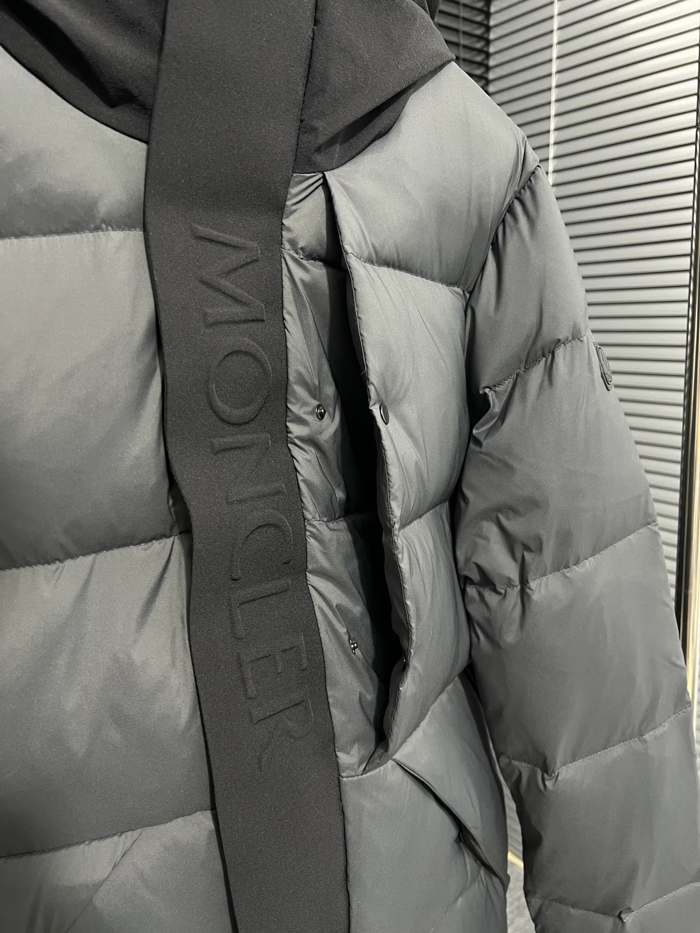 P740 top version Moncler FW22 Moncler European station logo embroidered hooded down jacket Official website price 28000+ Sold out version 600+ fill power National standard RDS certified 90% white duck down filling 243g high gram weight filling capacity Extremely cold and warm Very thick 150 degrees below Germany 🇩🇪 Anti-down needle Mercerized anti-down thread Up to 3 cm 13-needle high-density anti-down jacket Matte long fabric Embossed branding Hidden zipper and button closure Zippered breast pocket on the chest Original custom molded logo on the arms Original metal zippers Many details throughout the body Hardware accessories are from the original factory Loose fit Color: Gray Size: 1-2-3-4-5 Size Shoulder width Chest Length 1 48 113 71 2 50 119 72 3 52 124 74 4 54 130 76 5 56 136 78 (Purely manual measurement error 1-3 cm)
