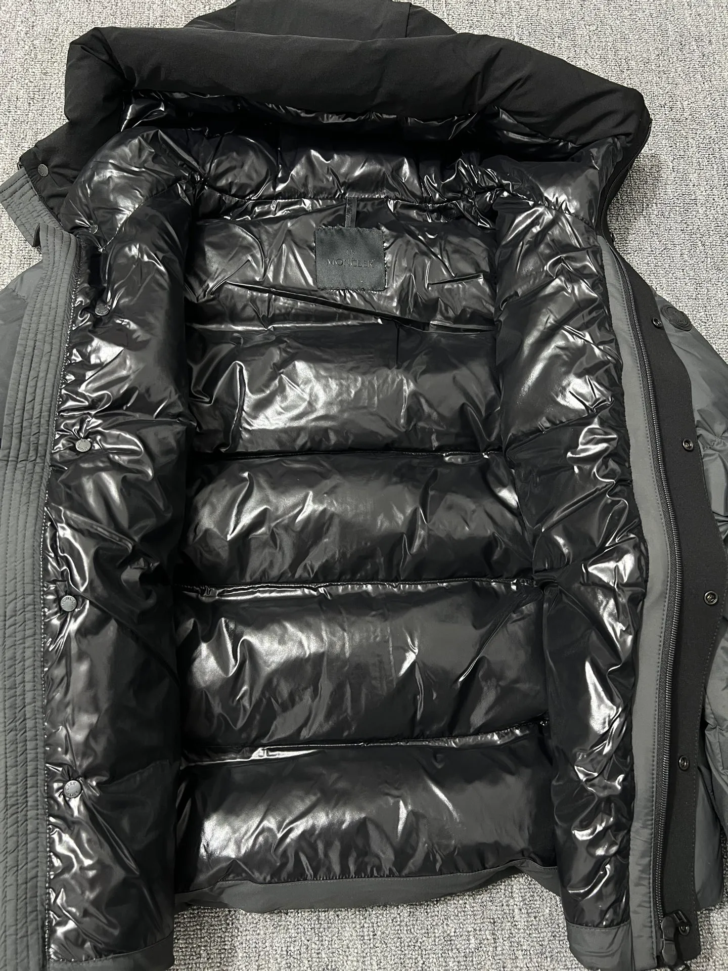 P740 top version Moncler FW22 Moncler European station logo embroidered hooded down jacket Official website price 28000+ Sold out version 600+ fill power National standard RDS certified 90% white duck down filling 243g high gram weight filling capacity Extremely cold and warm Very thick 150 degrees below Germany 🇩🇪 Anti-down needle Mercerized anti-down thread Up to 3 cm 13-needle high-density anti-down jacket Matte long fabric Embossed branding Hidden zipper and button closure Zippered breast pocket on the chest Original custom molded logo on the arms Original metal zippers Many details throughout the body Hardware accessories are from the original factory Loose fit Color: Gray Size: 1-2-3-4-5 Size Shoulder width Chest Length 1 48 113 71 2 50 119 72 3 52 124 74 4 54 130 76 5 56 136 78 (Purely manual measurement error 1-3 cm)