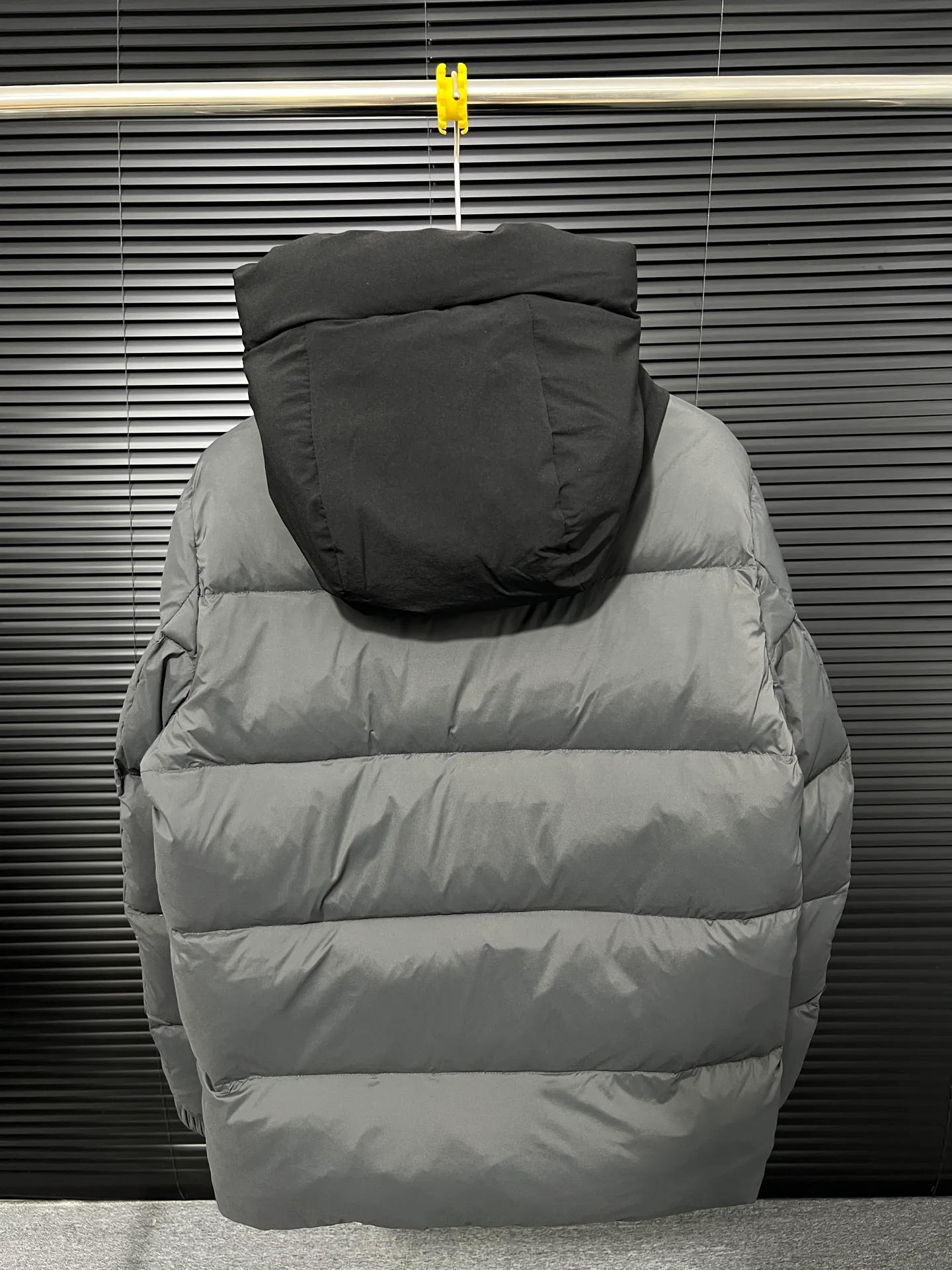 P740 top version Moncler FW22 Moncler European station logo embroidered hooded down jacket Official website price 28000+ Sold out version 600+ fill power National standard RDS certified 90% white duck down filling 243g high gram weight filling capacity Extremely cold and warm Very thick 150 degrees below Germany 🇩🇪 Anti-down needle Mercerized anti-down thread Up to 3 cm 13-needle high-density anti-down jacket Matte long fabric Embossed branding Hidden zipper and button closure Zippered breast pocket on the chest Original custom molded logo on the arms Original metal zippers Many details throughout the body Hardware accessories are from the original factory Loose fit Color: Gray Size: 1-2-3-4-5 Size Shoulder width Chest Length 1 48 113 71 2 50 119 72 3 52 124 74 4 54 130 76 5 56 136 78 (Purely manual measurement error 1-3 cm)