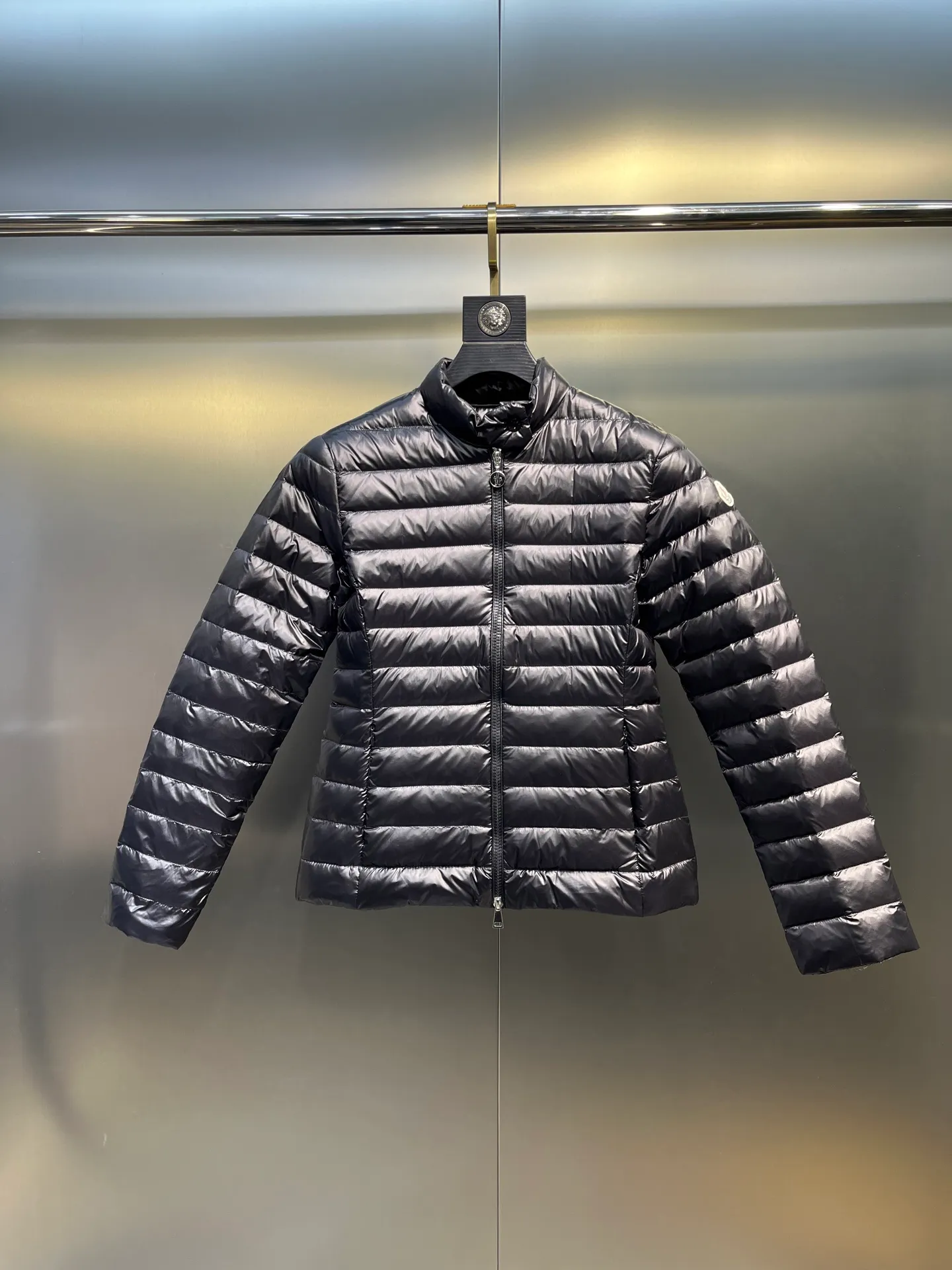 P720 Moncler🌟 25 new lgelle lightweight stand-up collar short down jacket, with classic quilting design to outline a slim silhouette. The stand-up collar details enhance the temperament, while being light and warm. Wear it as a layer during spring or winter, and you can easily weather the changing weather in one piece. Choose from three colors to suit your style: low-key black, pure white, and gentle nude—three high-end tones, suitable for different occasions and styles. The short cut lengthens the proportion, and even a small person can wear it with long legs! The choice of quality: duck down filling, which has both fluffiness and warmth, is light and weightless. The details show ingenuity and craftsmanship. Color: black, pink and white.  Size: 1 2 3 4