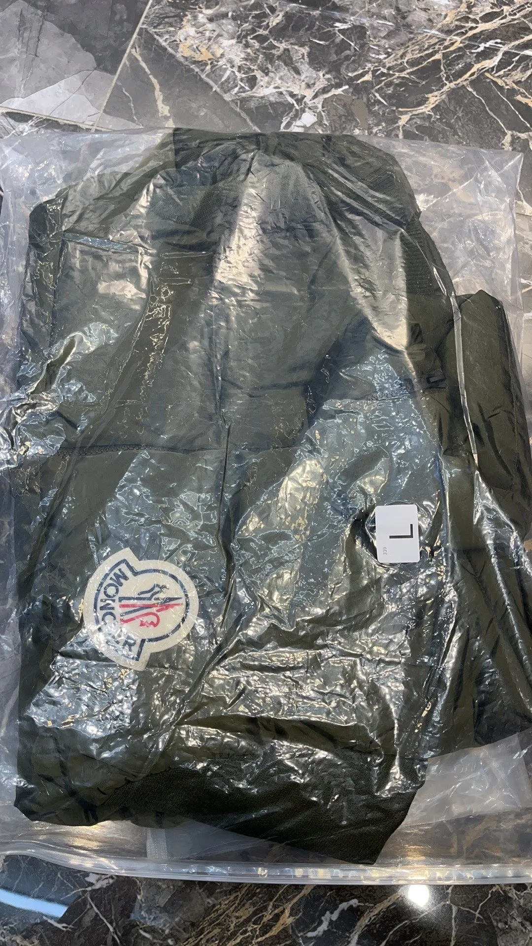 P720 Moncler🌟 25 new lgelle lightweight stand-up collar short down jacket, with classic quilting design to outline a slim silhouette. The stand-up collar details enhance the temperament, while being light and warm. Wear it as a layer during spring or winter, and you can easily weather the changing weather in one piece. Choose from three colors to suit your style: low-key black, pure white, and gentle nude—three high-end tones, suitable for different occasions and styles. The short cut lengthens the proportion, and even a small person can wear it with long legs! The choice of quality: duck down filling, which has both fluffiness and warmth, is light and weightless. The details show ingenuity and craftsmanship. Color: black, pink and white.  Size: 1 2 3 4