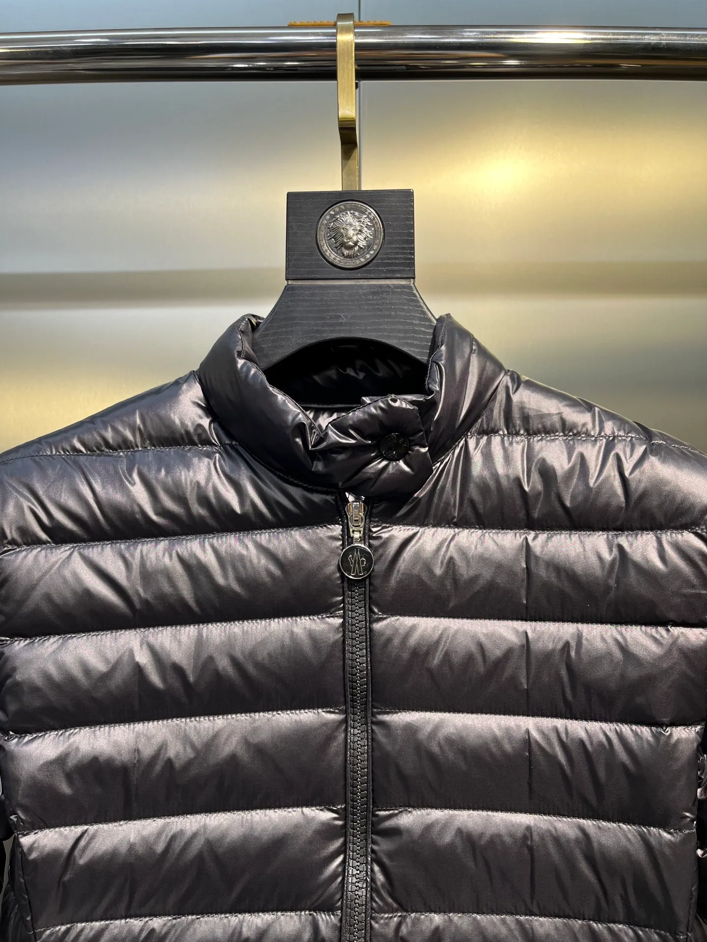 P720 Moncler🌟 25 new lgelle lightweight stand-up collar short down jacket, with classic quilting design to outline a slim silhouette. The stand-up collar details enhance the temperament, while being light and warm. Wear it as a layer during spring or winter, and you can easily weather the changing weather in one piece. Choose from three colors to suit your style: low-key black, pure white, and gentle nude—three high-end tones, suitable for different occasions and styles. The short cut lengthens the proportion, and even a small person can wear it with long legs! The choice of quality: duck down filling, which has both fluffiness and warmth, is light and weightless. The details show ingenuity and craftsmanship. Color: black, pink and white.  Size: 1 2 3 4