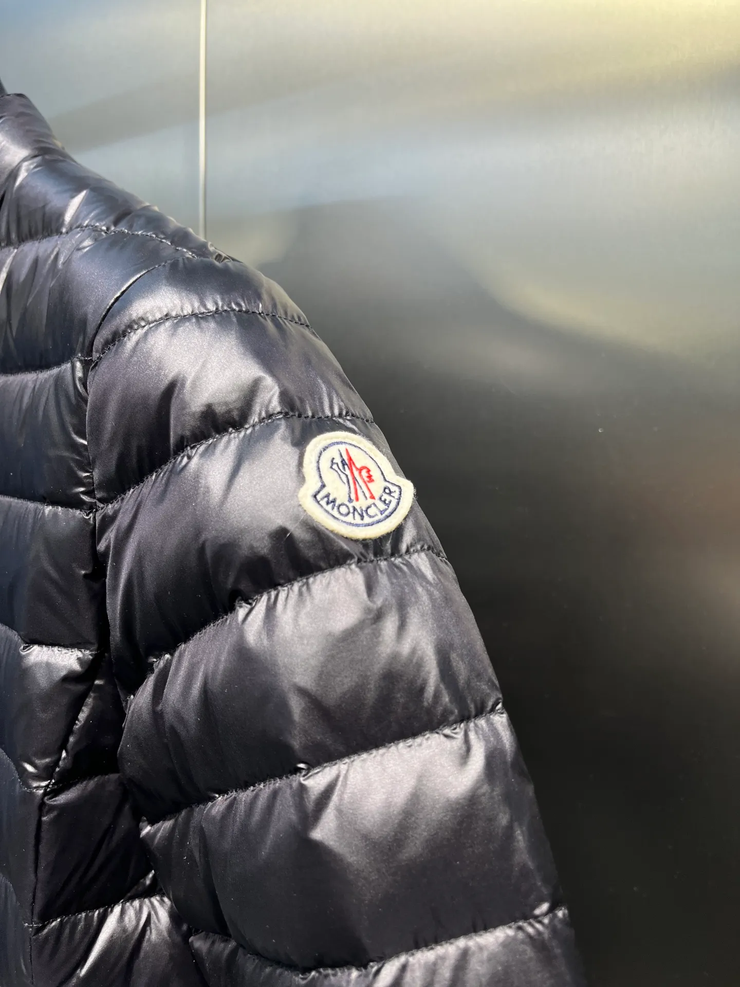 P720 Moncler🌟 25 new lgelle lightweight stand-up collar short down jacket, with classic quilting design to outline a slim silhouette. The stand-up collar details enhance the temperament, while being light and warm. Wear it as a layer during spring or winter, and you can easily weather the changing weather in one piece. Choose from three colors to suit your style: low-key black, pure white, and gentle nude—three high-end tones, suitable for different occasions and styles. The short cut lengthens the proportion, and even a small person can wear it with long legs! The choice of quality: duck down filling, which has both fluffiness and warmth, is light and weightless. The details show ingenuity and craftsmanship. Color: black, pink and white.  Size: 1 2 3 4