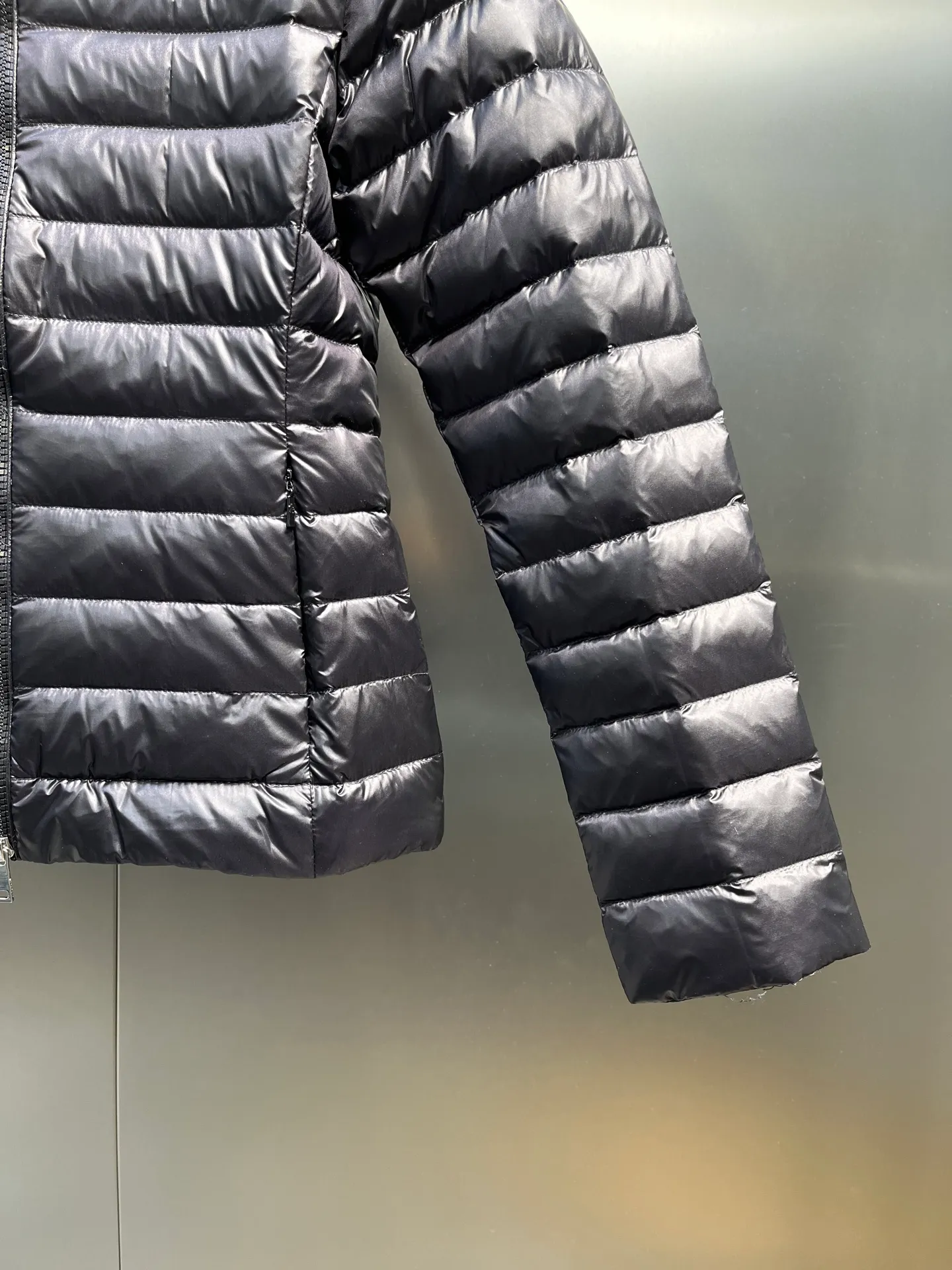 P720 Moncler🌟 25 new lgelle lightweight stand-up collar short down jacket, with classic quilting design to outline a slim silhouette. The stand-up collar details enhance the temperament, while being light and warm. Wear it as a layer during spring or winter, and you can easily weather the changing weather in one piece. Choose from three colors to suit your style: low-key black, pure white, and gentle nude—three high-end tones, suitable for different occasions and styles. The short cut lengthens the proportion, and even a small person can wear it with long legs! The choice of quality: duck down filling, which has both fluffiness and warmth, is light and weightless. The details show ingenuity and craftsmanship. Color: black, pink and white.  Size: 1 2 3 4