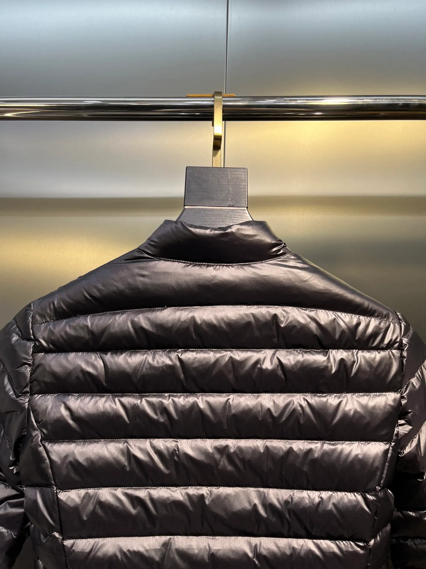 P720 Moncler🌟 25 new lgelle lightweight stand-up collar short down jacket, with classic quilting design to outline a slim silhouette. The stand-up collar details enhance the temperament, while being light and warm. Wear it as a layer during spring or winter, and you can easily weather the changing weather in one piece. Choose from three colors to suit your style: low-key black, pure white, and gentle nude—three high-end tones, suitable for different occasions and styles. The short cut lengthens the proportion, and even a small person can wear it with long legs! The choice of quality: duck down filling, which has both fluffiness and warmth, is light and weightless. The details show ingenuity and craftsmanship. Color: black, pink and white.  Size: 1 2 3 4