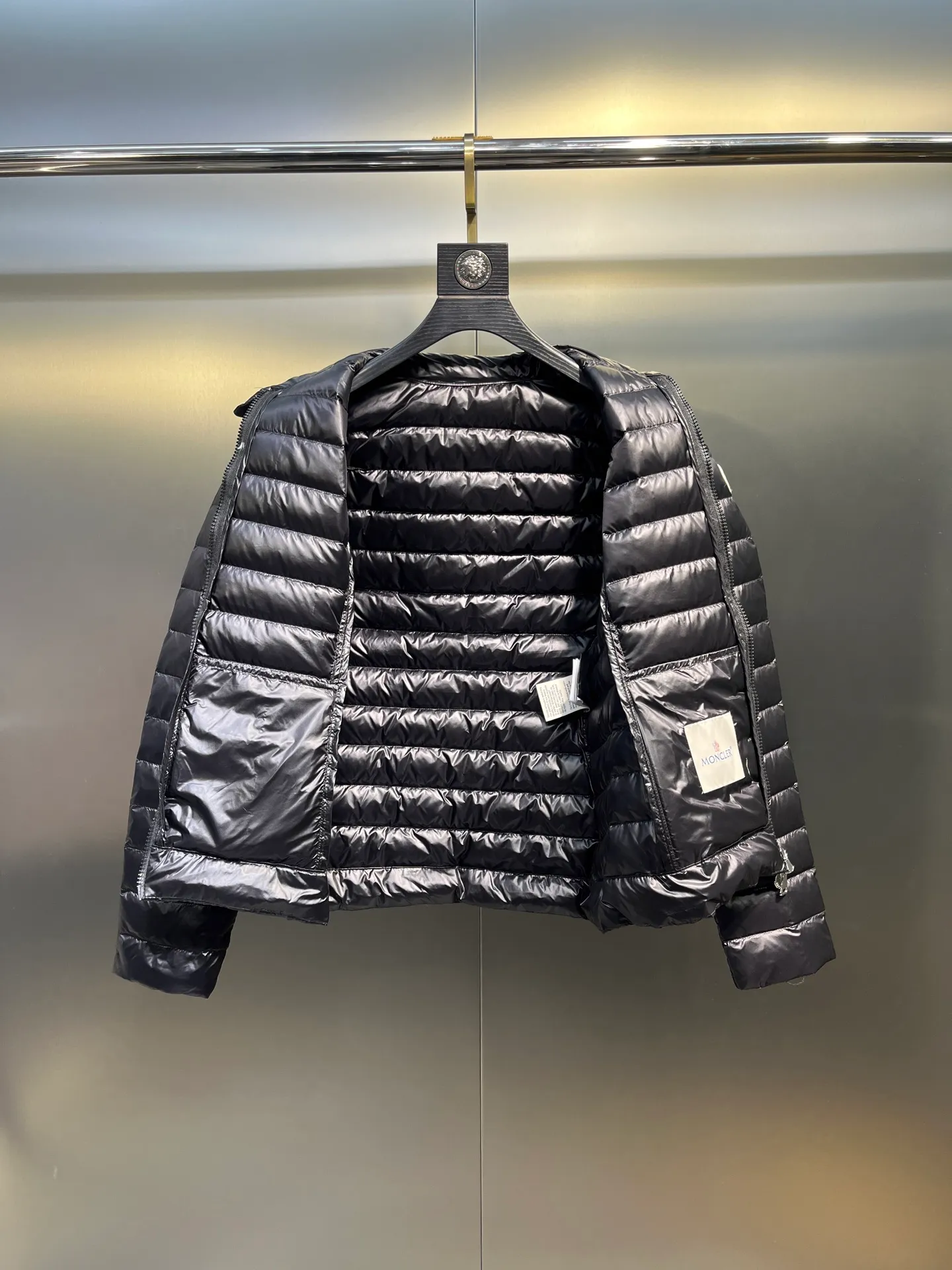P720 Moncler🌟 25 new lgelle lightweight stand-up collar short down jacket, with classic quilting design to outline a slim silhouette. The stand-up collar details enhance the temperament, while being light and warm. Wear it as a layer during spring or winter, and you can easily weather the changing weather in one piece. Choose from three colors to suit your style: low-key black, pure white, and gentle nude—three high-end tones, suitable for different occasions and styles. The short cut lengthens the proportion, and even a small person can wear it with long legs! The choice of quality: duck down filling, which has both fluffiness and warmth, is light and weightless. The details show ingenuity and craftsmanship. Color: black, pink and white.  Size: 1 2 3 4