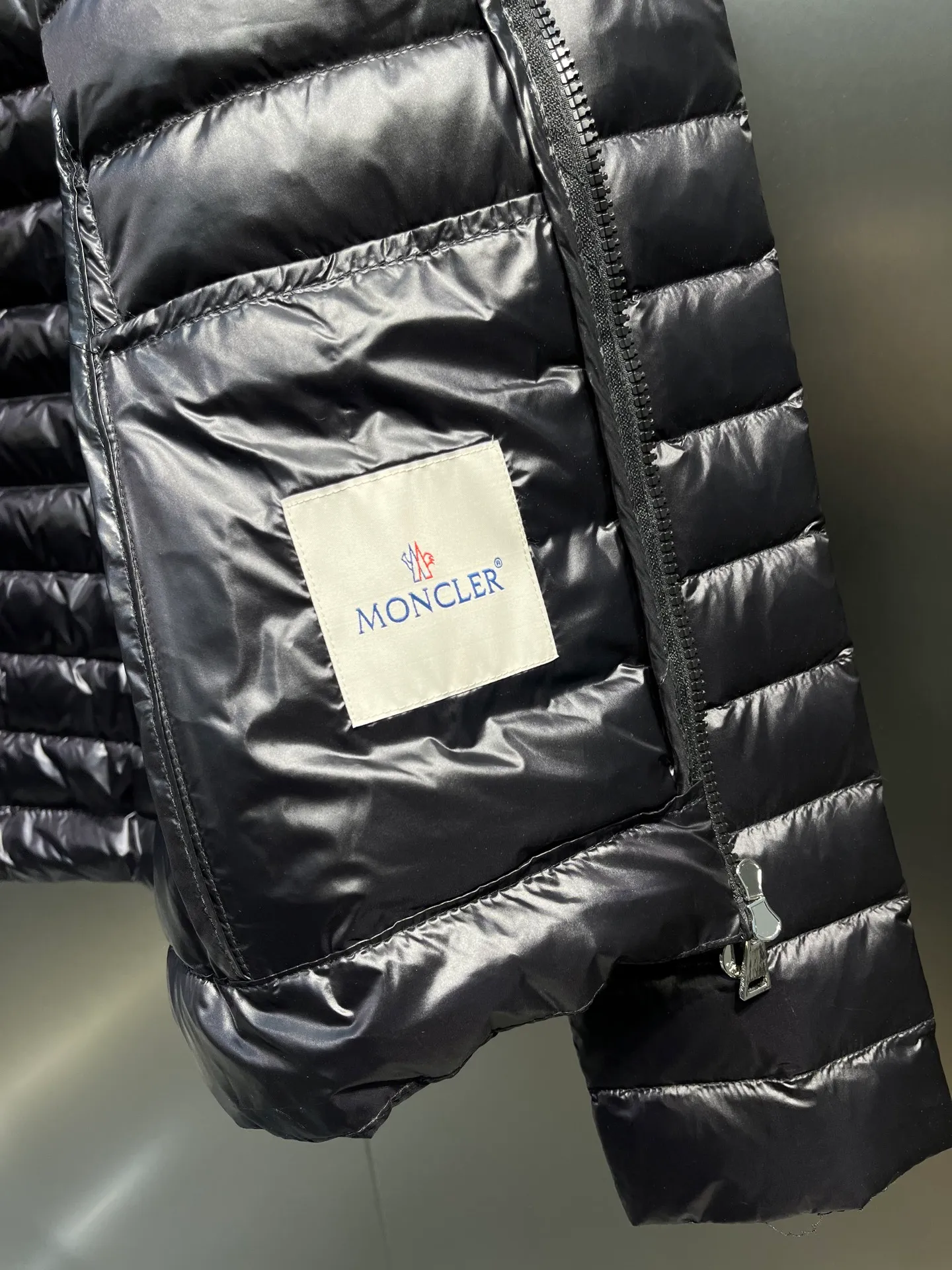 P720 Moncler🌟 25 new lgelle lightweight stand-up collar short down jacket, with classic quilting design to outline a slim silhouette. The stand-up collar details enhance the temperament, while being light and warm. Wear it as a layer during spring or winter, and you can easily weather the changing weather in one piece. Choose from three colors to suit your style: low-key black, pure white, and gentle nude—three high-end tones, suitable for different occasions and styles. The short cut lengthens the proportion, and even a small person can wear it with long legs! The choice of quality: duck down filling, which has both fluffiness and warmth, is light and weightless. The details show ingenuity and craftsmanship. Color: black, pink and white.  Size: 1 2 3 4