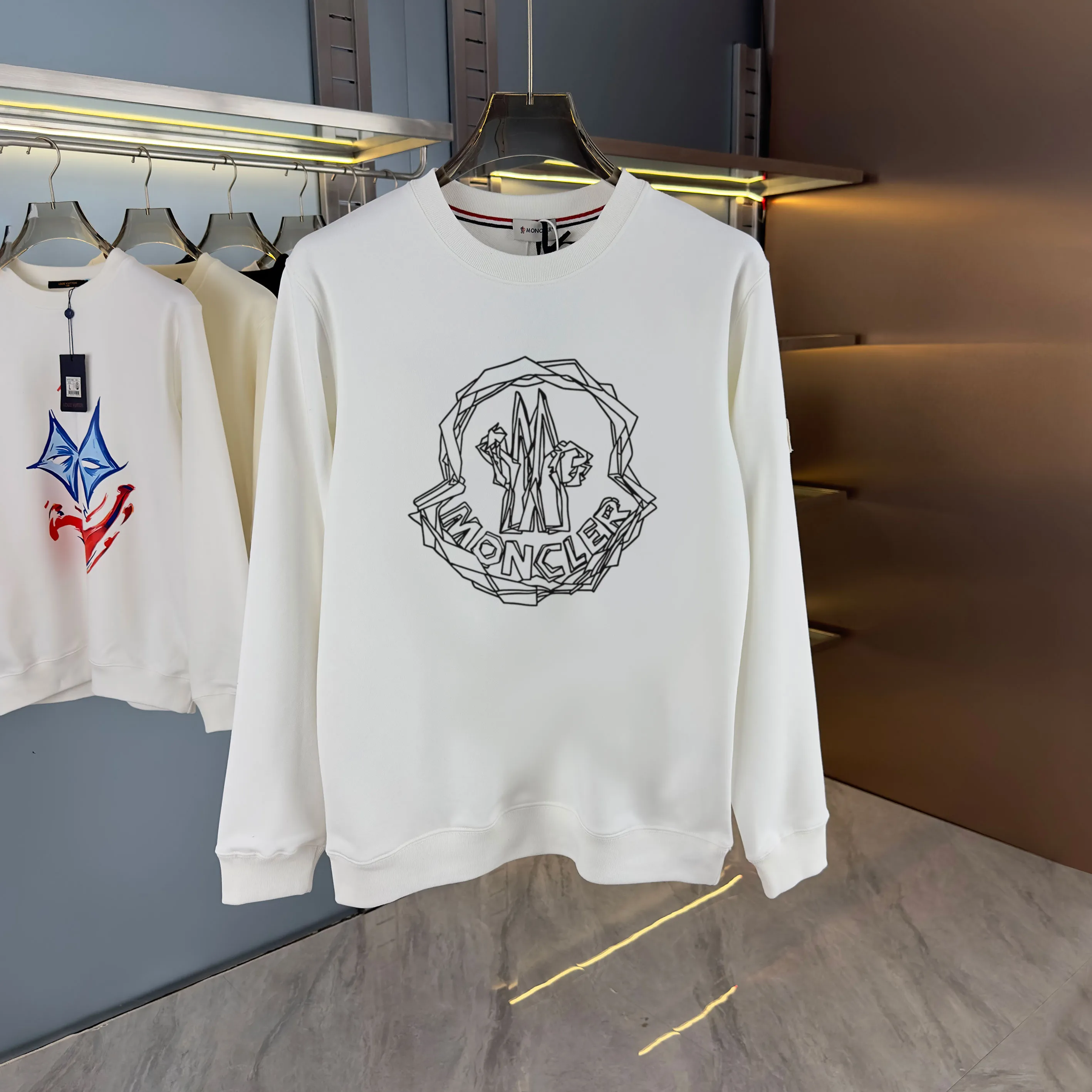 P210 high version sweatshirt) 📦With exclusive picture packaging📦 [Long-term ready stock] Upgraded version "Mobile phone smart sensor ~ NFC chip armband ~ Direct access to the official website anti-counterfeiting" 〖 𝐌𝐎𝐍𝐂𝐋𝐄𝐑 ~ Mouth covering〗 2025 new high quality, using 450g heavyweight fabric Different from the market currency, you can mix and match everything at will and you will be handsome😎The whole clothes is made of double waistcoats. The double waistcoats make the whole dress more three-dimensional. It is not an ordinary factory that can do such fine work. 2025 autumn and winter new style, on sale at the counter, exquisite printed round neck terry sweatshirt. High-end double-ply cotton. Customized stretch ribs are dyed in the same vat. Three standards are complete. It is matched with digital printing patterns and is very breathable. Same style for men and women. Color: black, white, apricot. Size: S M L XL 2XL