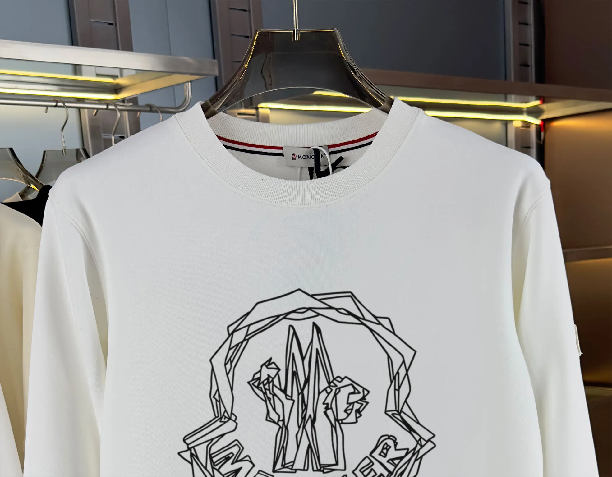 P210 high version sweatshirt) 📦With exclusive picture packaging📦 [Long-term ready stock] Upgraded version "Mobile phone smart sensor ~ NFC chip armband ~ Direct access to the official website anti-counterfeiting" 〖 𝐌𝐎𝐍𝐂𝐋𝐄𝐑 ~ Mouth covering〗 2025 new high quality, using 450g heavyweight fabric Different from the market currency, you can mix and match everything at will and you will be handsome😎The whole clothes is made of double waistcoats. The double waistcoats make the whole dress more three-dimensional. It is not an ordinary factory that can do such fine work. 2025 autumn and winter new style, on sale at the counter, exquisite printed round neck terry sweatshirt. High-end double-ply cotton. Customized stretch ribs are dyed in the same vat. Three standards are complete. It is matched with digital printing patterns and is very breathable. Same style for men and women. Color: black, white, apricot. Size: S M L XL 2XL