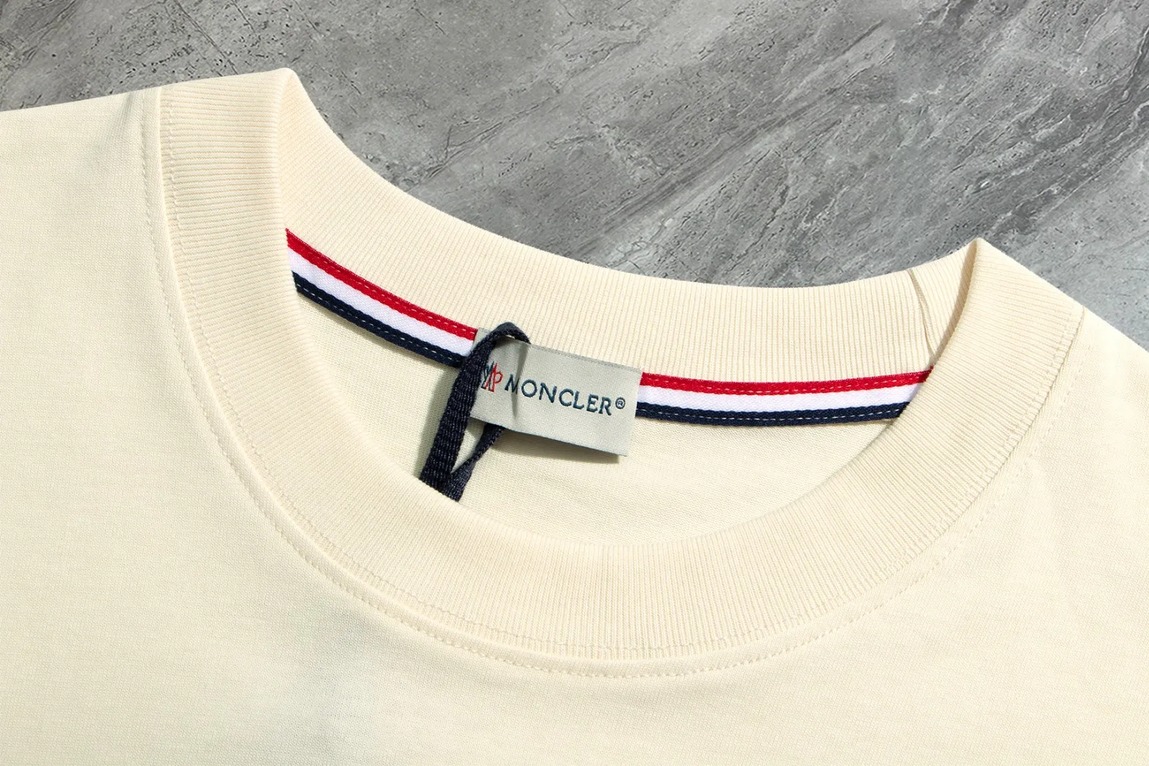 P140 💰Upgraded version "Mobile phone smart sensor ~ NFC chip armband ~ direct access to the official website for anti-counterfeiting" "Moncler ~ Mouth Mouth" 2025 new high-quality round neck short-sleeved T-shirt. The cuffs have imported embroidered labels. Customized dyeing, very comfortable to touch. Super versatile and good-looking short-sleeved. Complete with three labels. Non-market ordinary version. Feel free to compare. Quality is absolutely guaranteed! ‼ First of all, this original fabric is all custom-woven with 32-count double yarn fabric, 250G, and the weight is the same‼ Fine workmanship, double waistcoat method, double waistcoat method, double waistcoat method makes the whole dress more three-dimensional, which is not a craft that ordinary T-shirts can achieve🤪 Size: S-M-L-XL-2XL Color: black, white, apricot, same style for men and women