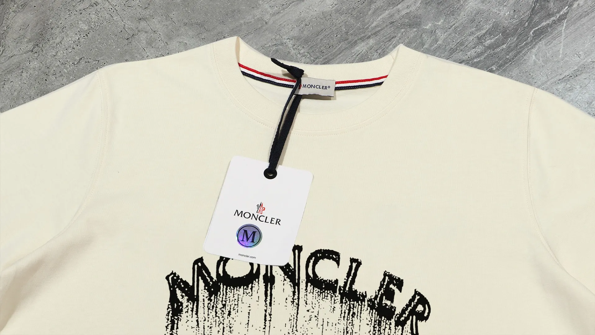 P140 💰Upgraded version "Mobile phone smart sensor ~ NFC chip armband ~ direct access to the official website for anti-counterfeiting" "Moncler ~ Mouth Mouth" 2025 new high-quality round neck short-sleeved T-shirt. The cuffs have imported embroidered labels. Customized dyeing, very comfortable to touch. Super versatile and good-looking short-sleeved. Complete with three labels. Non-market ordinary version. Feel free to compare. Quality is absolutely guaranteed! ‼ First of all, this original fabric is all custom-woven with 32-count double yarn fabric, 250G, and the weight is the same‼ Fine workmanship, double waistcoat method, double waistcoat method, double waistcoat method makes the whole dress more three-dimensional, which is not a craft that ordinary T-shirts can achieve🤪 Size: S-M-L-XL-2XL Color: black, white, apricot, same style for men and women