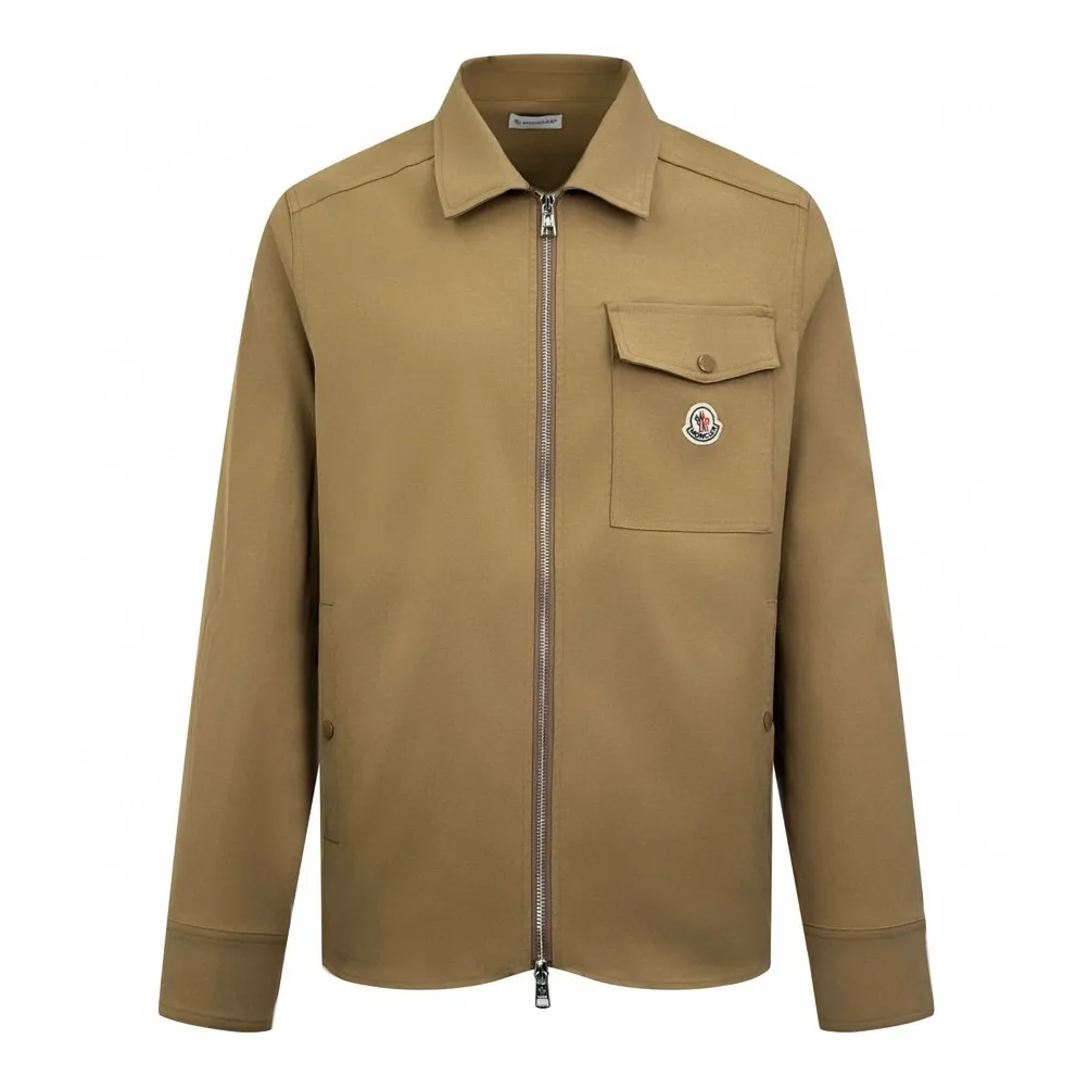 P480 Exclusive supply] Moncler Pocket Logo Zipper Jacket (Khaki) Purchased and developed for the original price of 7,100, the fabric is made of customized high-quality cotton hidden pattern gabardine. It is full of texture and comfortable to the skin. It meets the brown tone and exudes restrained tenderness. The iconic Moncler logo embroidered logo is embellished on it, adding brand recognition. Simple and smooth lines. The zipper opening and closing also follows the principle of minimalism. Use simplicity as the pen and texture as the ink. Use the simplest elements to outline the most moving fashion picture, and use imported special machine infrared to position the "Moncler logo embroidery". The position is more precise. It is firm and strong. The template machine opens the bag. The preset template guides the position of the bag. The shape and size. The accuracy ensures the quality of the bag opening effect. The fabrics have been washed and washed. It has a better hand feel and texture. It is not easy to deform, not easy to shrink, not easy to fade, and maintains long-term beauty. Size:S-M-L-XL