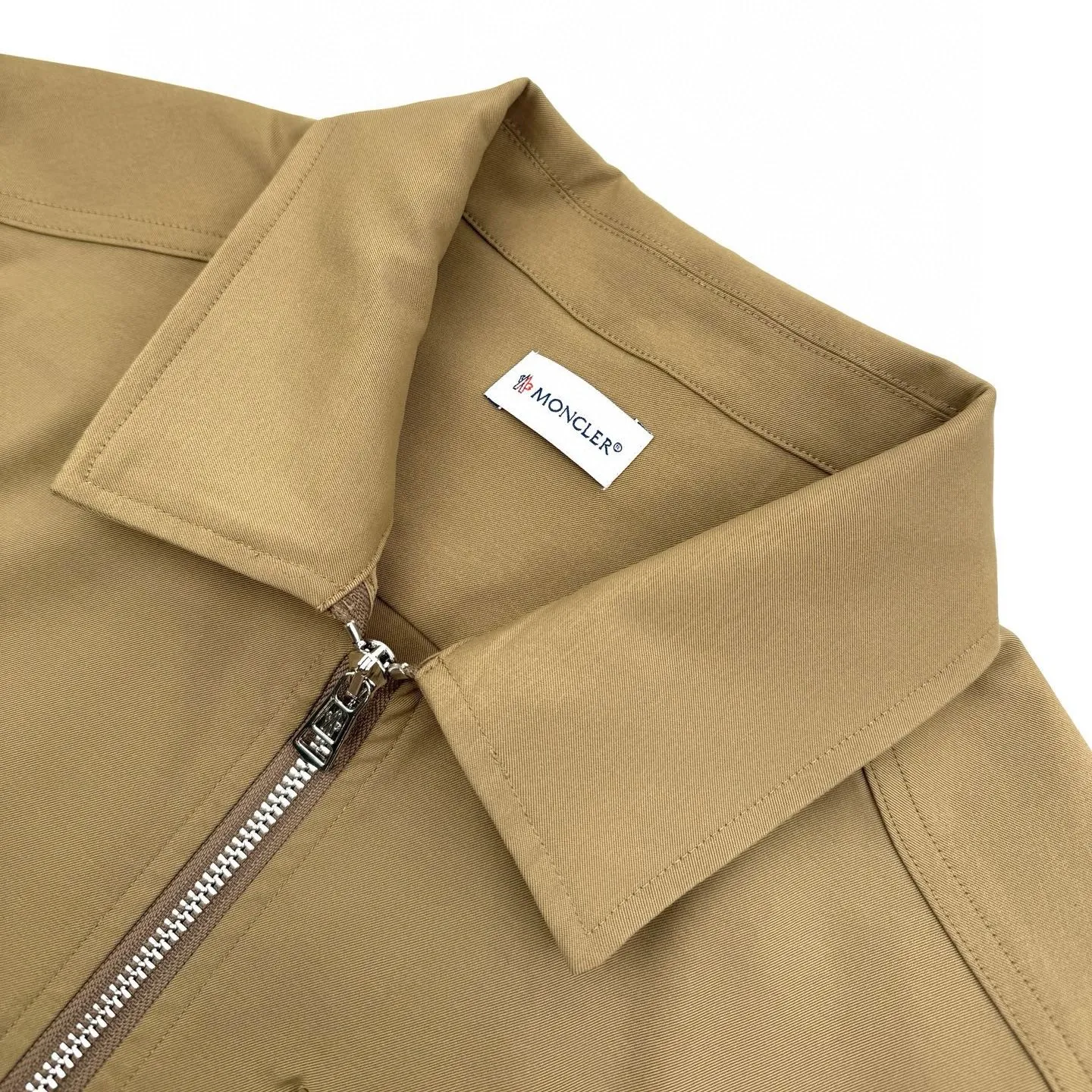 P480 Exclusive supply] Moncler Pocket Logo Zipper Jacket (Khaki) Purchased and developed for the original price of 7,100, the fabric is made of customized high-quality cotton hidden pattern gabardine. It is full of texture and comfortable to the skin. It meets the brown tone and exudes restrained tenderness. The iconic Moncler logo embroidered logo is embellished on it, adding brand recognition. Simple and smooth lines. The zipper opening and closing also follows the principle of minimalism. Use simplicity as the pen and texture as the ink. Use the simplest elements to outline the most moving fashion picture, and use imported special machine infrared to position the "Moncler logo embroidery". The position is more precise. It is firm and strong. The template machine opens the bag. The preset template guides the position of the bag. The shape and size. The accuracy ensures the quality of the bag opening effect. The fabrics have been washed and washed. It has a better hand feel and texture. It is not easy to deform, not easy to shrink, not easy to fade, and maintains long-term beauty. Size:S-M-L-XL