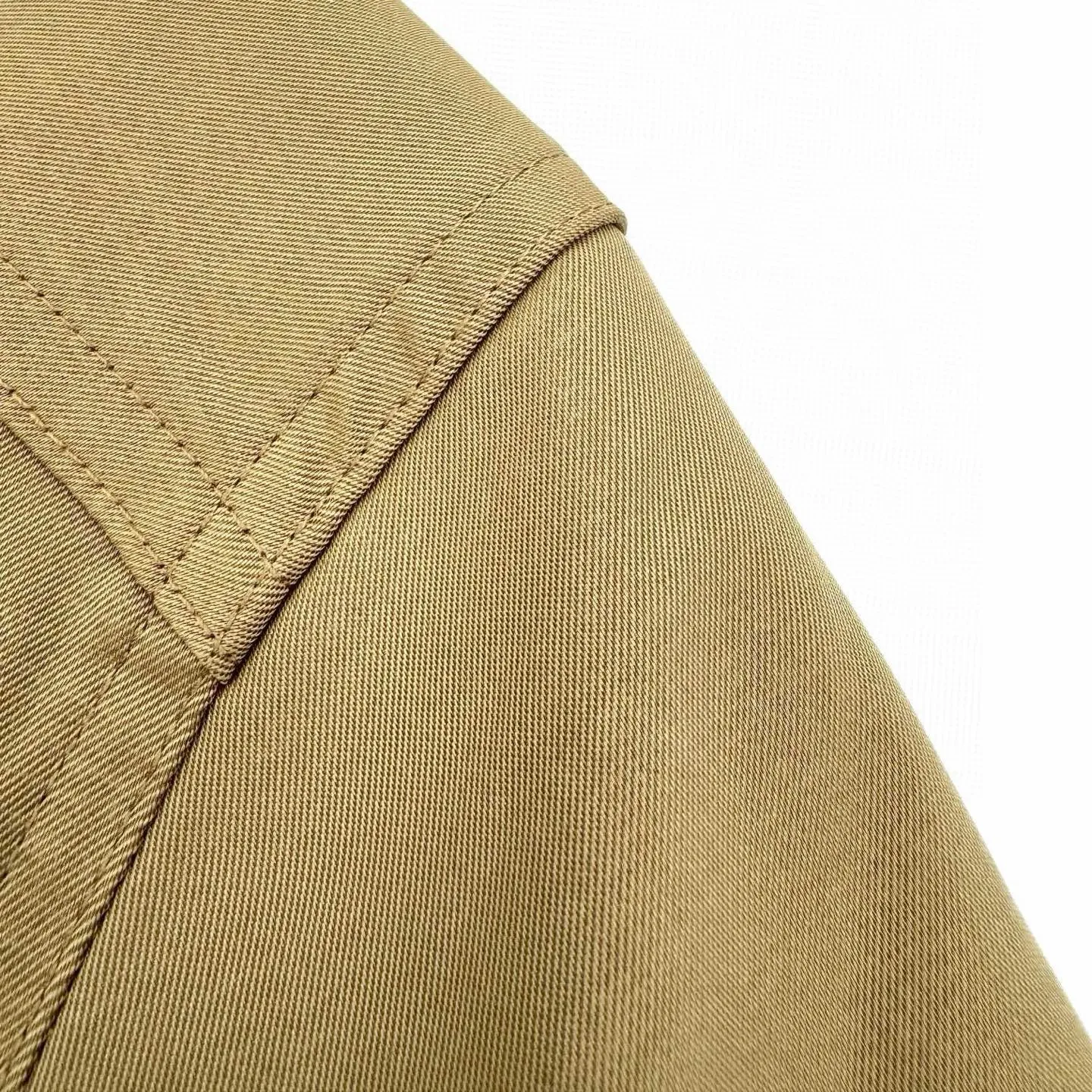 P480 Exclusive supply] Moncler Pocket Logo Zipper Jacket (Khaki) Purchased and developed for the original price of 7,100, the fabric is made of customized high-quality cotton hidden pattern gabardine. It is full of texture and comfortable to the skin. It meets the brown tone and exudes restrained tenderness. The iconic Moncler logo embroidered logo is embellished on it, adding brand recognition. Simple and smooth lines. The zipper opening and closing also follows the principle of minimalism. Use simplicity as the pen and texture as the ink. Use the simplest elements to outline the most moving fashion picture, and use imported special machine infrared to position the "Moncler logo embroidery". The position is more precise. It is firm and strong. The template machine opens the bag. The preset template guides the position of the bag. The shape and size. The accuracy ensures the quality of the bag opening effect. The fabrics have been washed and washed. It has a better hand feel and texture. It is not easy to deform, not easy to shrink, not easy to fade, and maintains long-term beauty. Size:S-M-L-XL