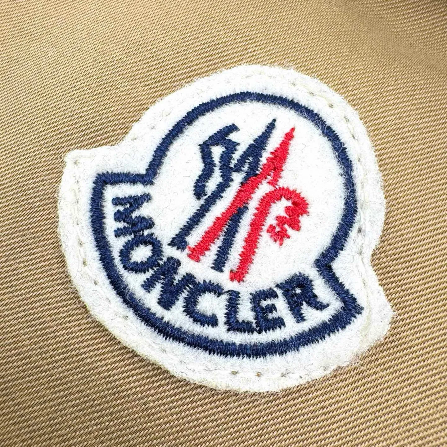 P480 Exclusive supply] Moncler Pocket Logo Zipper Jacket (Khaki) Purchased and developed for the original price of 7,100, the fabric is made of customized high-quality cotton hidden pattern gabardine. It is full of texture and comfortable to the skin. It meets the brown tone and exudes restrained tenderness. The iconic Moncler logo embroidered logo is embellished on it, adding brand recognition. Simple and smooth lines. The zipper opening and closing also follows the principle of minimalism. Use simplicity as the pen and texture as the ink. Use the simplest elements to outline the most moving fashion picture, and use imported special machine infrared to position the "Moncler logo embroidery". The position is more precise. It is firm and strong. The template machine opens the bag. The preset template guides the position of the bag. The shape and size. The accuracy ensures the quality of the bag opening effect. The fabrics have been washed and washed. It has a better hand feel and texture. It is not easy to deform, not easy to shrink, not easy to fade, and maintains long-term beauty. Size:S-M-L-XL