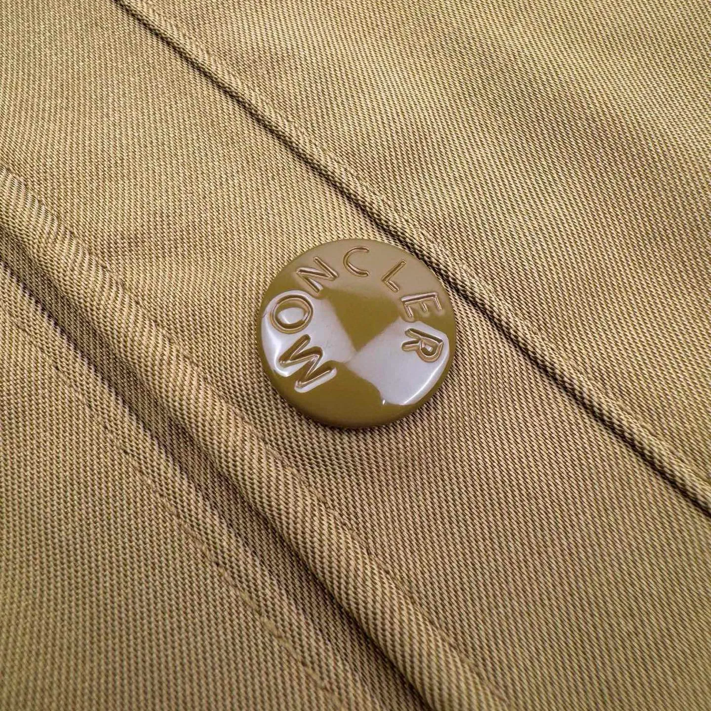 P480 Exclusive supply] Moncler Pocket Logo Zipper Jacket (Khaki) Purchased and developed for the original price of 7,100, the fabric is made of customized high-quality cotton hidden pattern gabardine. It is full of texture and comfortable to the skin. It meets the brown tone and exudes restrained tenderness. The iconic Moncler logo embroidered logo is embellished on it, adding brand recognition. Simple and smooth lines. The zipper opening and closing also follows the principle of minimalism. Use simplicity as the pen and texture as the ink. Use the simplest elements to outline the most moving fashion picture, and use imported special machine infrared to position the "Moncler logo embroidery". The position is more precise. It is firm and strong. The template machine opens the bag. The preset template guides the position of the bag. The shape and size. The accuracy ensures the quality of the bag opening effect. The fabrics have been washed and washed. It has a better hand feel and texture. It is not easy to deform, not easy to shrink, not easy to fade, and maintains long-term beauty. Size:S-M-L-XL