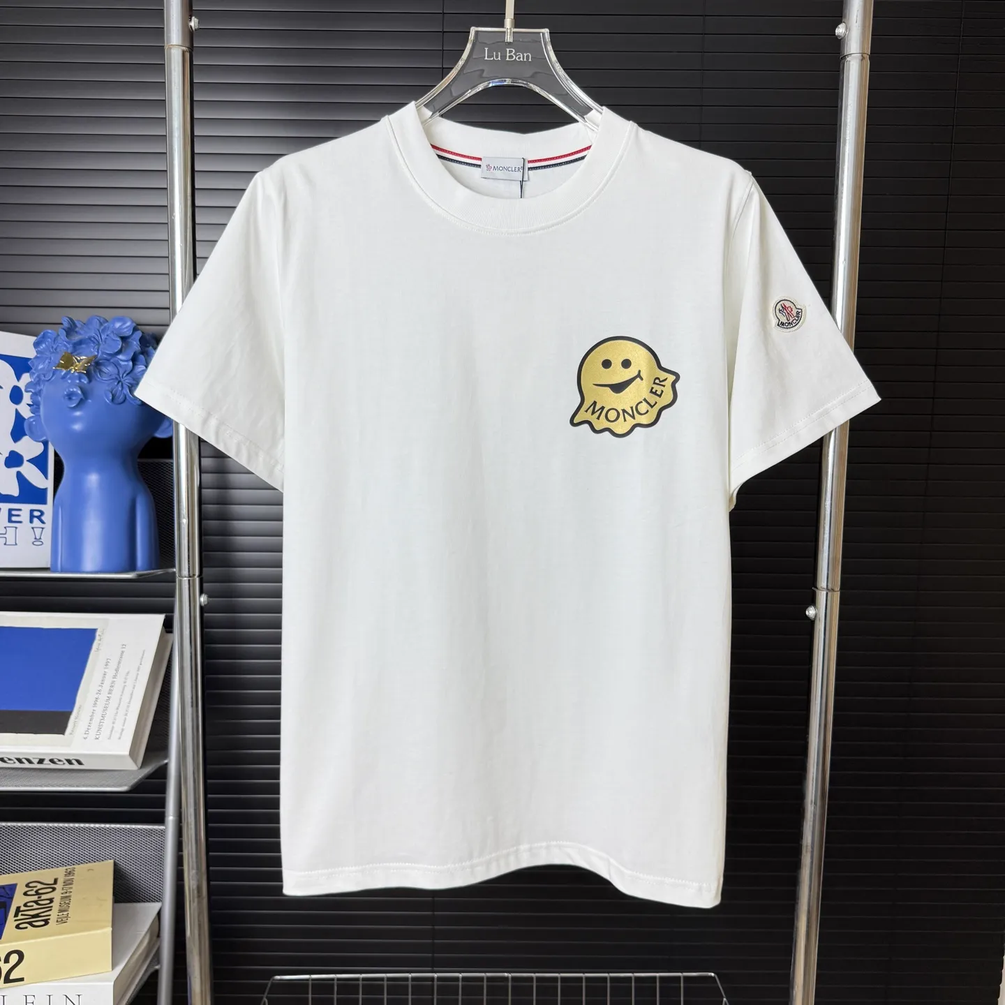 P170 A234 (Long-term replenishment, next day arrival) MONCLER/mask three-dimensional little monster offset printing letter LOGO round neck short-sleeved T-shirt exclusive first launch high-definition The fabric is made of 300 grams of heavyweight pure cotton, customized with 32 counts of double thread, and washed twice for ready-to-wear. The fabric is comfortable and skin-friendly. It is custom-dyed fabric with high textile density and good drape. It is not easy to deform or shrink. The thick texture and compact spinning process will not affect the breathability of the fabric. The color saturation is very high. Imported Tajima embroidery technology has a good upper body effect. It is a versatile and good-looking short sleeve. The loose version covers the flesh and makes you slim. Size: S~XL Color: white black