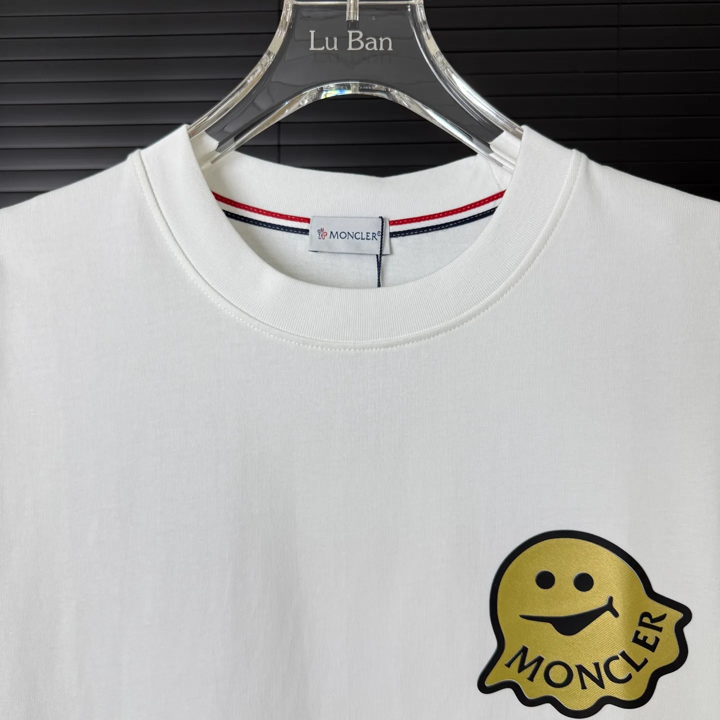 P170 A234 (Long-term replenishment, next day arrival) MONCLER/mask three-dimensional little monster offset printing letter LOGO round neck short-sleeved T-shirt exclusive first launch high-definition The fabric is made of 300 grams of heavyweight pure cotton, customized with 32 counts of double thread, and washed twice for ready-to-wear. The fabric is comfortable and skin-friendly. It is custom-dyed fabric with high textile density and good drape. It is not easy to deform or shrink. The thick texture and compact spinning process will not affect the breathability of the fabric. The color saturation is very high. Imported Tajima embroidery technology has a good upper body effect. It is a versatile and good-looking short sleeve. The loose version covers the flesh and makes you slim. Size: S~XL Color: white black