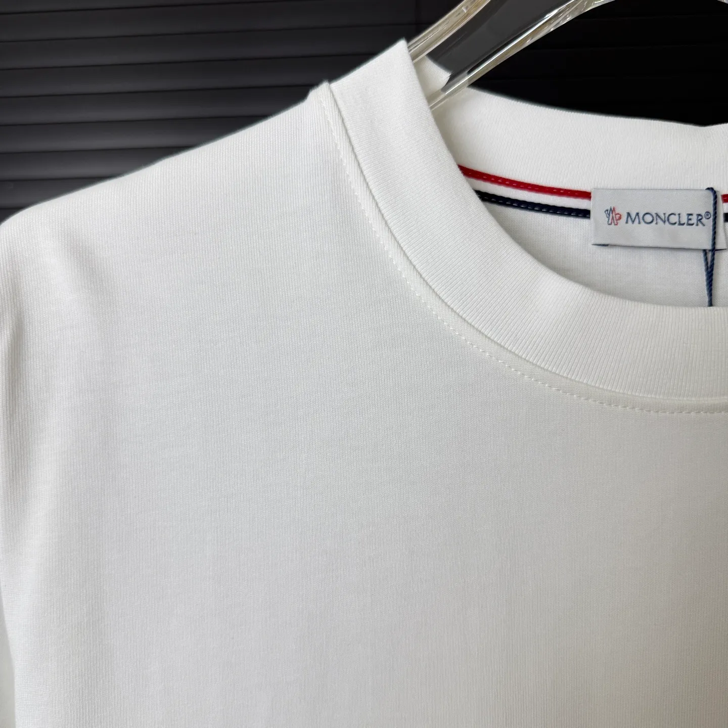 P170 A234 (Long-term replenishment, next day arrival) MONCLER/mask three-dimensional little monster offset printing letter LOGO round neck short-sleeved T-shirt exclusive first launch high-definition The fabric is made of 300 grams of heavyweight pure cotton, customized with 32 counts of double thread, and washed twice for ready-to-wear. The fabric is comfortable and skin-friendly. It is custom-dyed fabric with high textile density and good drape. It is not easy to deform or shrink. The thick texture and compact spinning process will not affect the breathability of the fabric. The color saturation is very high. Imported Tajima embroidery technology has a good upper body effect. It is a versatile and good-looking short sleeve. The loose version covers the flesh and makes you slim. Size: S~XL Color: white black