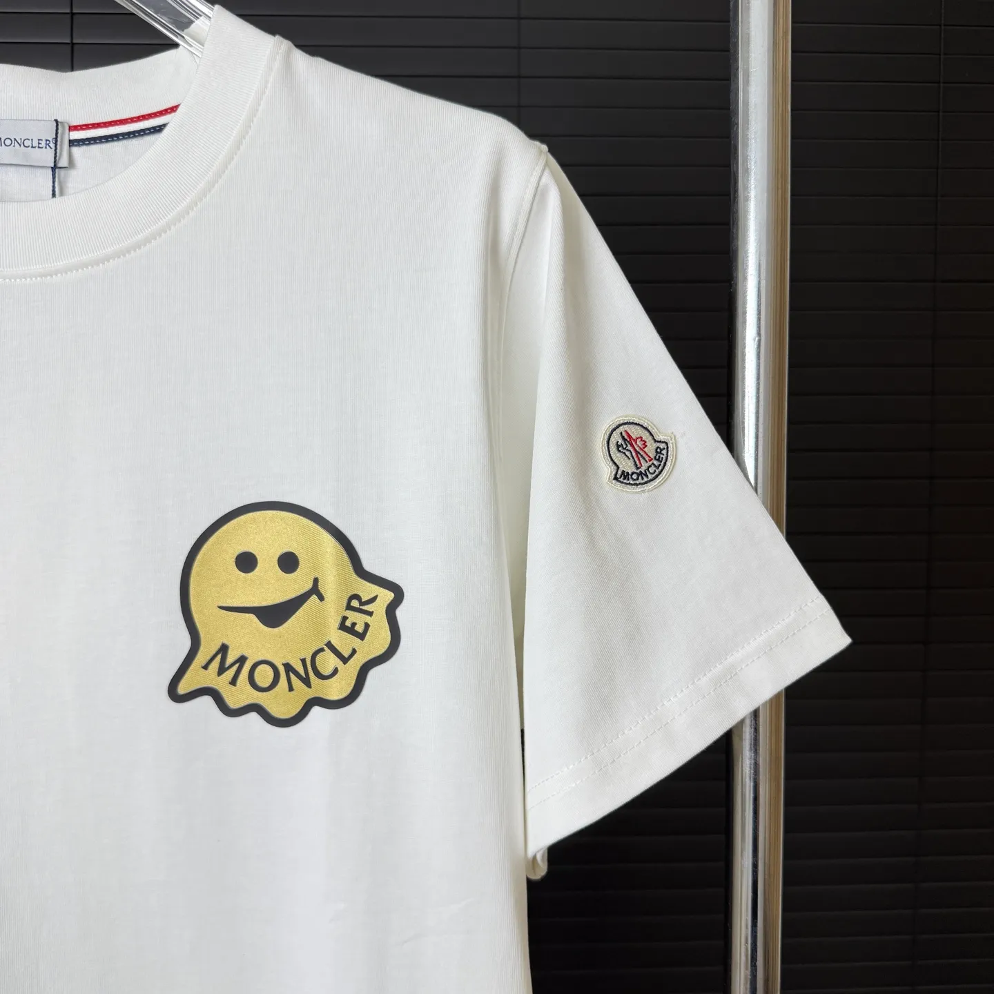 P170 A234 (Long-term replenishment, next day arrival) MONCLER/mask three-dimensional little monster offset printing letter LOGO round neck short-sleeved T-shirt exclusive first launch high-definition The fabric is made of 300 grams of heavyweight pure cotton, customized with 32 counts of double thread, and washed twice for ready-to-wear. The fabric is comfortable and skin-friendly. It is custom-dyed fabric with high textile density and good drape. It is not easy to deform or shrink. The thick texture and compact spinning process will not affect the breathability of the fabric. The color saturation is very high. Imported Tajima embroidery technology has a good upper body effect. It is a versatile and good-looking short sleeve. The loose version covers the flesh and makes you slim. Size: S~XL Color: white black