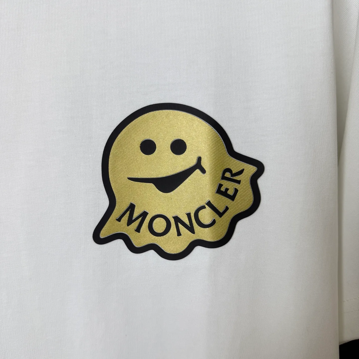P170 A234 (Long-term replenishment, next day arrival) MONCLER/mask three-dimensional little monster offset printing letter LOGO round neck short-sleeved T-shirt exclusive first launch high-definition The fabric is made of 300 grams of heavyweight pure cotton, customized with 32 counts of double thread, and washed twice for ready-to-wear. The fabric is comfortable and skin-friendly. It is custom-dyed fabric with high textile density and good drape. It is not easy to deform or shrink. The thick texture and compact spinning process will not affect the breathability of the fabric. The color saturation is very high. Imported Tajima embroidery technology has a good upper body effect. It is a versatile and good-looking short sleeve. The loose version covers the flesh and makes you slim. Size: S~XL Color: white black
