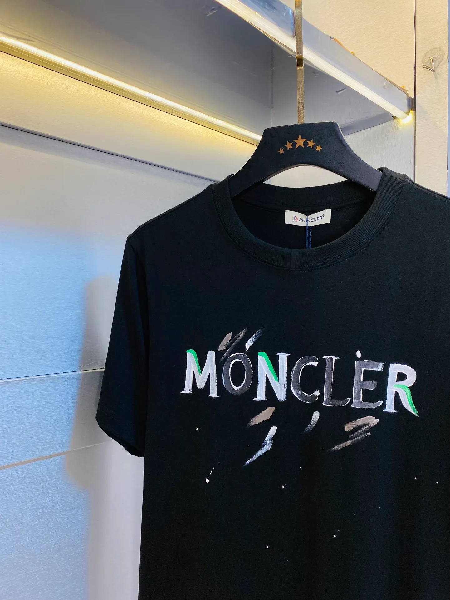 P160 Original order, Moncler original order quality, 2025 latest style short-sleeved T-shirt, three-quarter sleeves, mid-sleeves, selected counters, customized top-notch 🐥pure cotton🐥imported fabrics, with original wash mark! All three standards are complete, all details are perfectly made, 1:1 replica, 100% authentic, original hardware, high-end customized accessories, original factory and original logo, the upper body effect is amazing! The size is too large: S-XXL (175/135 pounds wear M)