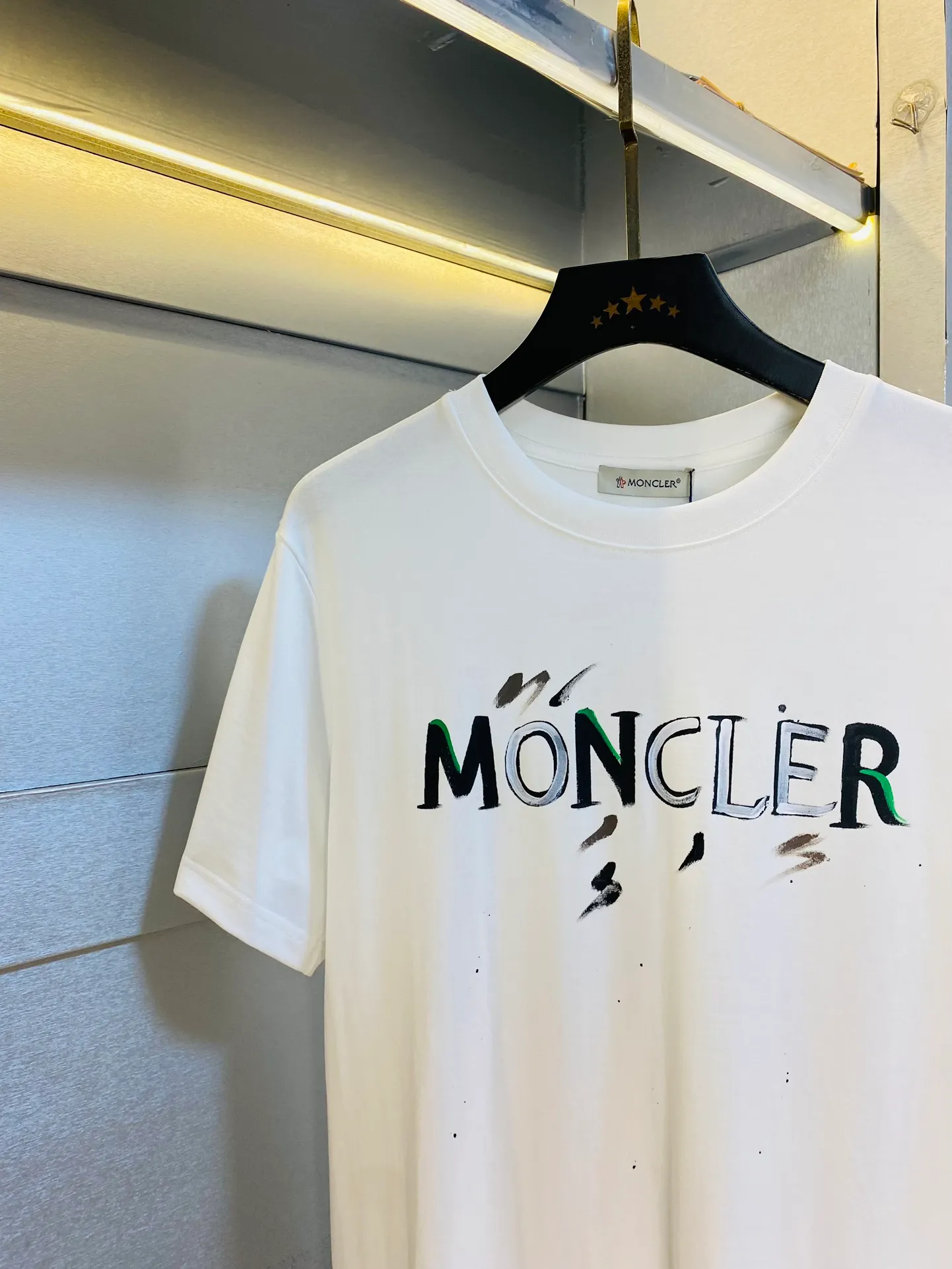 P160 Original order, Moncler original order quality, 2025 latest style short-sleeved T-shirt, three-quarter sleeves, mid-sleeves, selected counters, customized top-notch 🐥pure cotton🐥imported fabrics, with original wash mark! All three standards are complete, all details are perfectly made, 1:1 replica, 100% authentic, original hardware, high-end customized accessories, original factory and original logo, the upper body effect is amazing! The size is too large: S-XXL (175/135 pounds wear M)