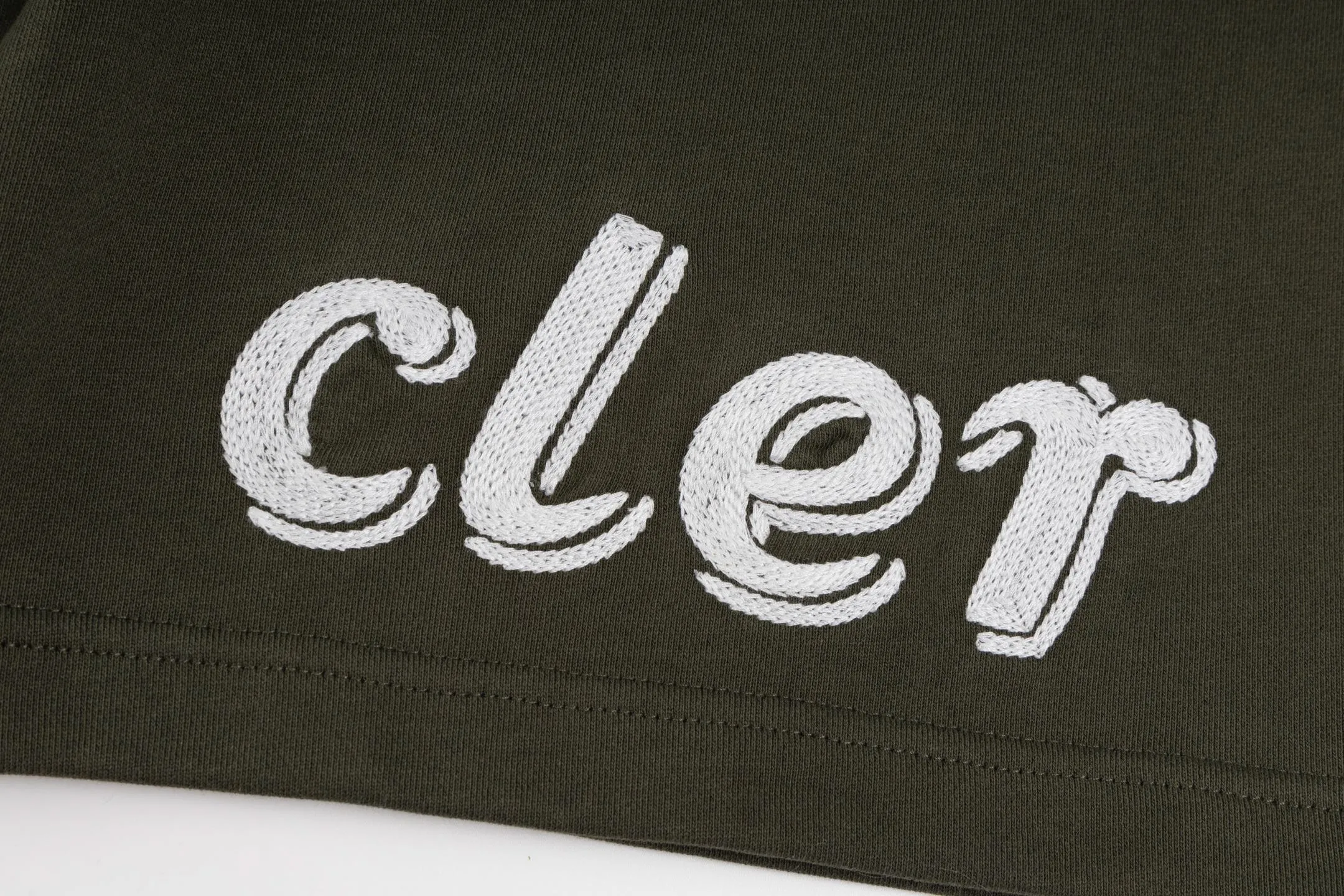P300 Exclusive supply] Moncler Mouthless Three-Party Joint Shorts (Green) The fabric is made of single-sided fish-scale fabric woven with cotton as the base. The front is a smooth knitted surface, and the skin-contacting surface is formed into three-dimensional terry through the floating thread knitting technology of the knitting machine, which increases the fluffiness and has a delicate touch. The terry structure absorbs a large amount of water and evaporates quickly, so it is not easy to loosen and deform after repeated washing. The letters LOGO are embroidered on the back panel using 16,000 needles + 18,000 needles on the embroidery machine. The double-axis linear guide drives the embroidery frame, and the frame moving accuracy can reach 0.01mm/P, ensuring precise positioning of the embroidery pattern. By actively interfering with the shrinkage potential of cotton fibers, the fabric is able to transition from changeable to stable, improving dimensional stability while being less prone to deformation and wrinkles. Size:S-M-L-XL