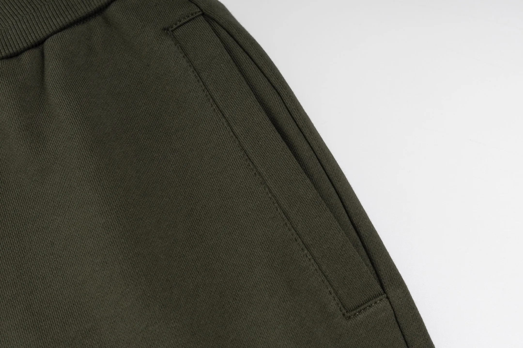 P300 Exclusive supply] Moncler Mouthless Three-Party Joint Shorts (Green) The fabric is made of single-sided fish-scale fabric woven with cotton as the base. The front is a smooth knitted surface, and the skin-contacting surface is formed into three-dimensional terry through the floating thread knitting technology of the knitting machine, which increases the fluffiness and has a delicate touch. The terry structure absorbs a large amount of water and evaporates quickly, so it is not easy to loosen and deform after repeated washing. The letters LOGO are embroidered on the back panel using 16,000 needles + 18,000 needles on the embroidery machine. The double-axis linear guide drives the embroidery frame, and the frame moving accuracy can reach 0.01mm/P, ensuring precise positioning of the embroidery pattern. By actively interfering with the shrinkage potential of cotton fibers, the fabric is able to transition from changeable to stable, improving dimensional stability while being less prone to deformation and wrinkles. Size:S-M-L-XL