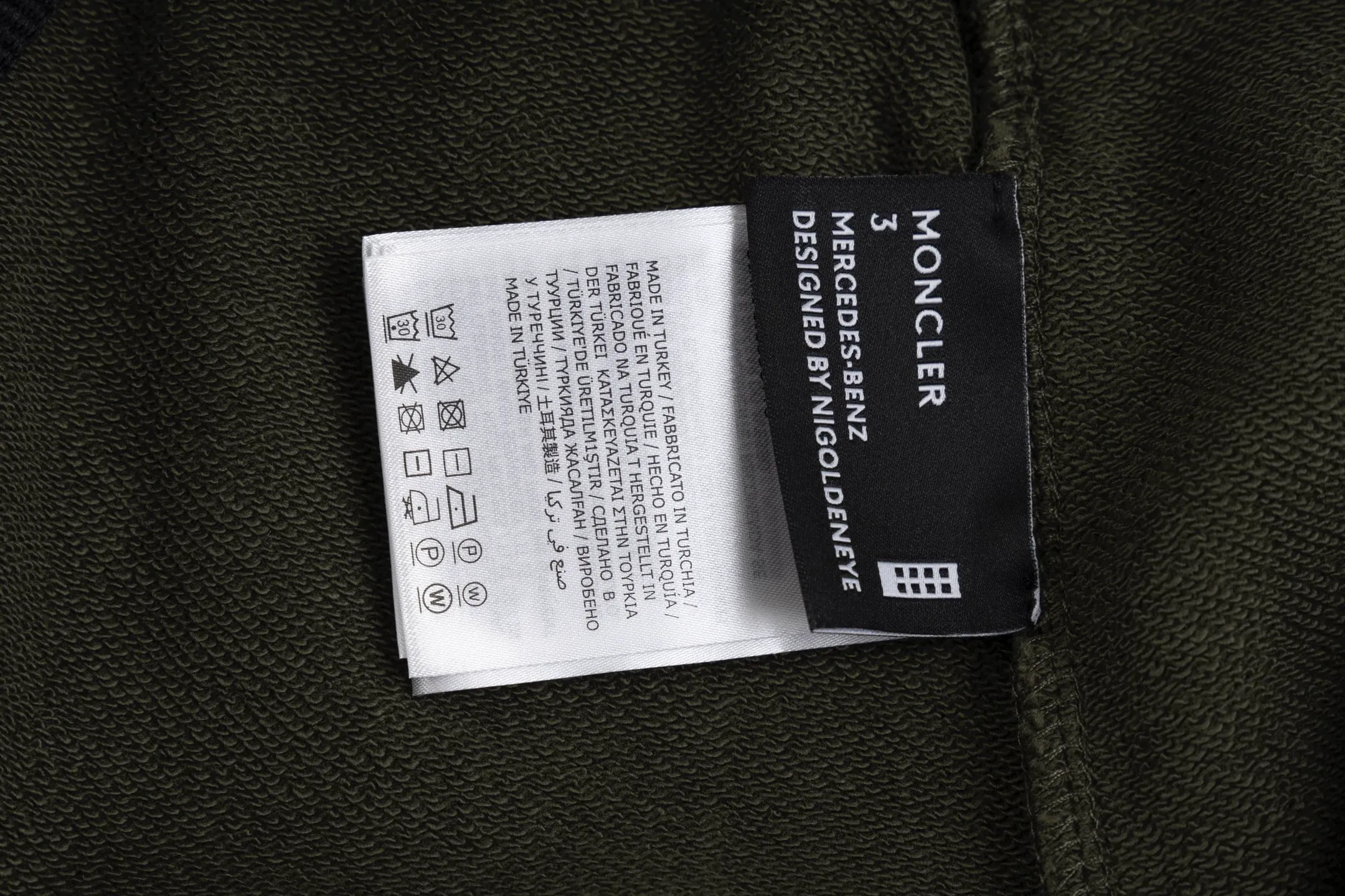 P300 Exclusive supply] Moncler Mouthless Three-Party Joint Shorts (Green) The fabric is made of single-sided fish-scale fabric woven with cotton as the base. The front is a smooth knitted surface, and the skin-contacting surface is formed into three-dimensional terry through the floating thread knitting technology of the knitting machine, which increases the fluffiness and has a delicate touch. The terry structure absorbs a large amount of water and evaporates quickly, so it is not easy to loosen and deform after repeated washing. The letters LOGO are embroidered on the back panel using 16,000 needles + 18,000 needles on the embroidery machine. The double-axis linear guide drives the embroidery frame, and the frame moving accuracy can reach 0.01mm/P, ensuring precise positioning of the embroidery pattern. By actively interfering with the shrinkage potential of cotton fibers, the fabric is able to transition from changeable to stable, improving dimensional stability while being less prone to deformation and wrinkles. Size:S-M-L-XL