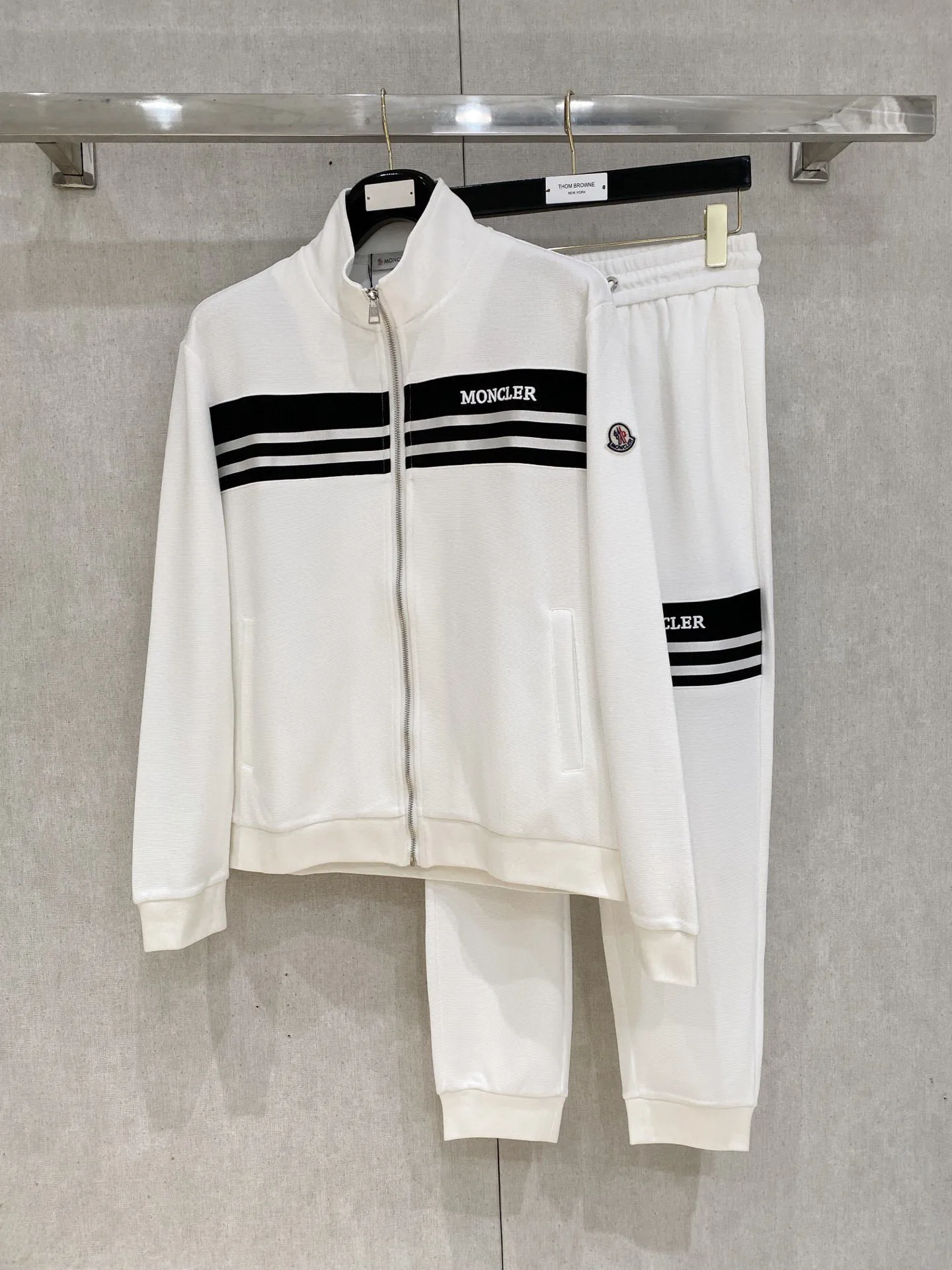 P640 [MONCLER] Hot-selling suit is coming. Focus on the original version of the official website. 2025 new hot-selling cardigan and sweatshirt suit. The original order is the best product🇭🇰. It is the meticulous work of top designers. It has a fitting and perfect upper body effect. All-natural high-quality Tencel Roman cotton 100%, close-fitting comfort, noble and elegant! Original hardware embodies elegance and nobility! Counter size: M-3XL (maximum wear up to 190 pounds)