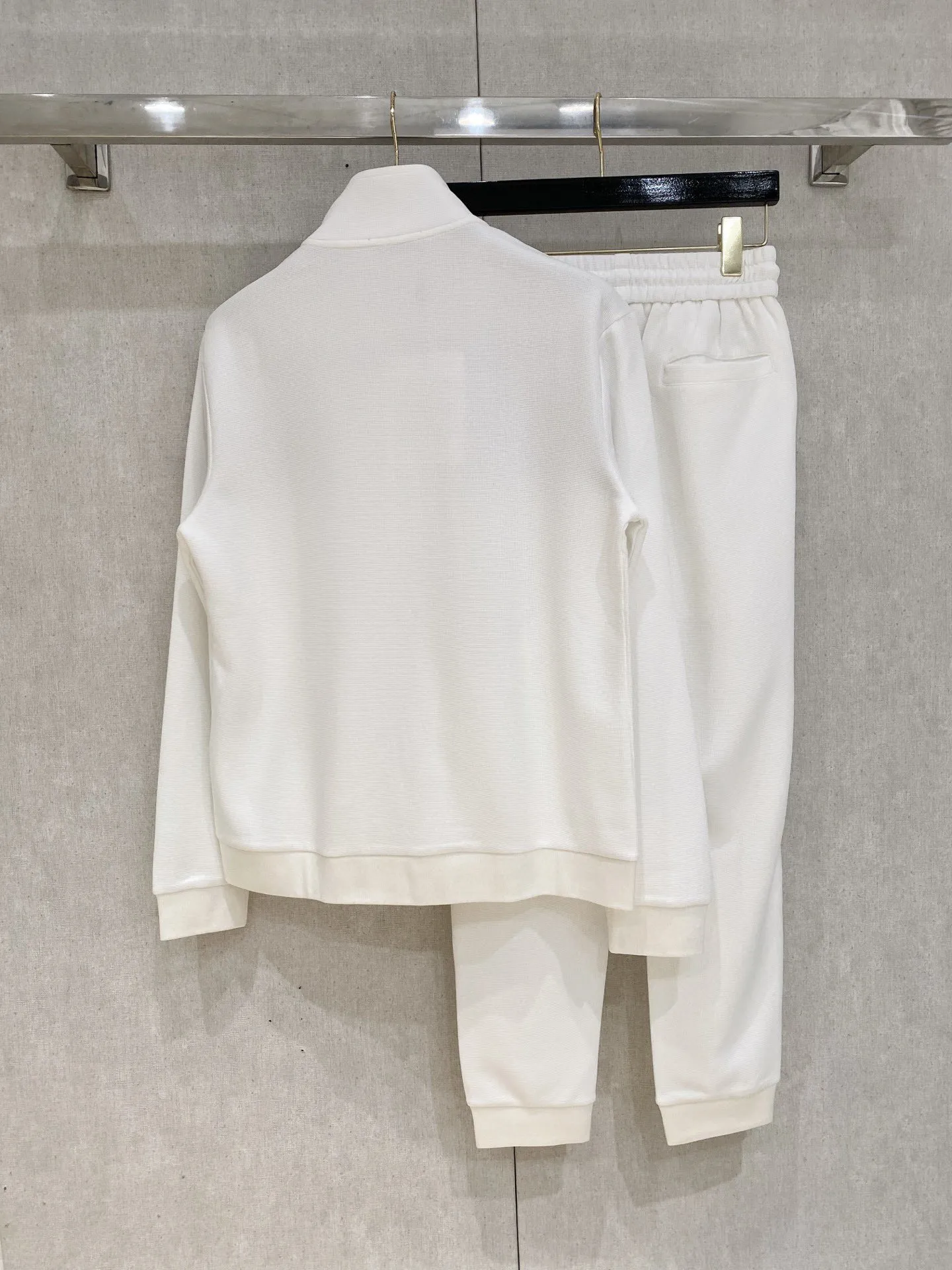 P640 [MONCLER] Hot-selling suit is coming. Focus on the original version of the official website. 2025 new hot-selling cardigan and sweatshirt suit. The original order is the best product🇭🇰. It is the meticulous work of top designers. It has a fitting and perfect upper body effect. All-natural high-quality Tencel Roman cotton 100%, close-fitting comfort, noble and elegant! Original hardware embodies elegance and nobility! Counter size: M-3XL (maximum wear up to 190 pounds)