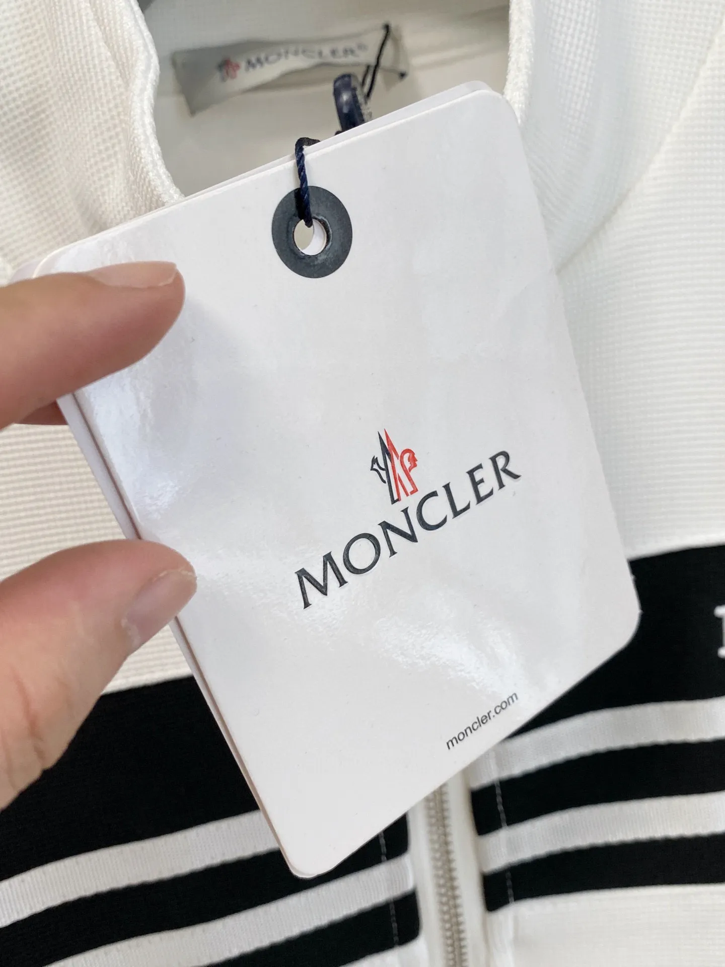 P640 [MONCLER] Hot-selling suit is coming. Focus on the original version of the official website. 2025 new hot-selling cardigan and sweatshirt suit. The original order is the best product🇭🇰. It is the meticulous work of top designers. It has a fitting and perfect upper body effect. All-natural high-quality Tencel Roman cotton 100%, close-fitting comfort, noble and elegant! Original hardware embodies elegance and nobility! Counter size: M-3XL (maximum wear up to 190 pounds)