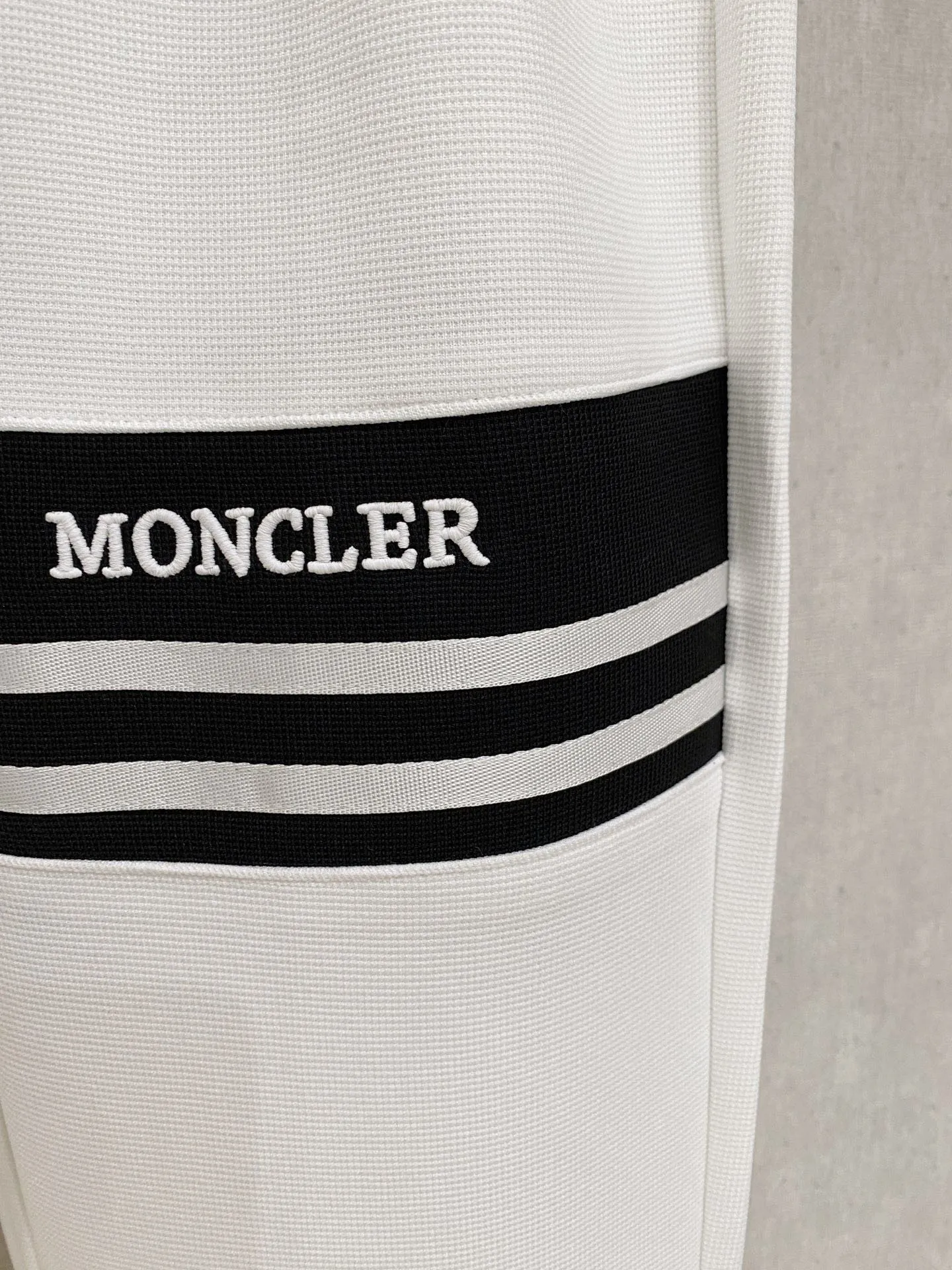 P640 [MONCLER] Hot-selling suit is coming. Focus on the original version of the official website. 2025 new hot-selling cardigan and sweatshirt suit. The original order is the best product🇭🇰. It is the meticulous work of top designers. It has a fitting and perfect upper body effect. All-natural high-quality Tencel Roman cotton 100%, close-fitting comfort, noble and elegant! Original hardware embodies elegance and nobility! Counter size: M-3XL (maximum wear up to 190 pounds)