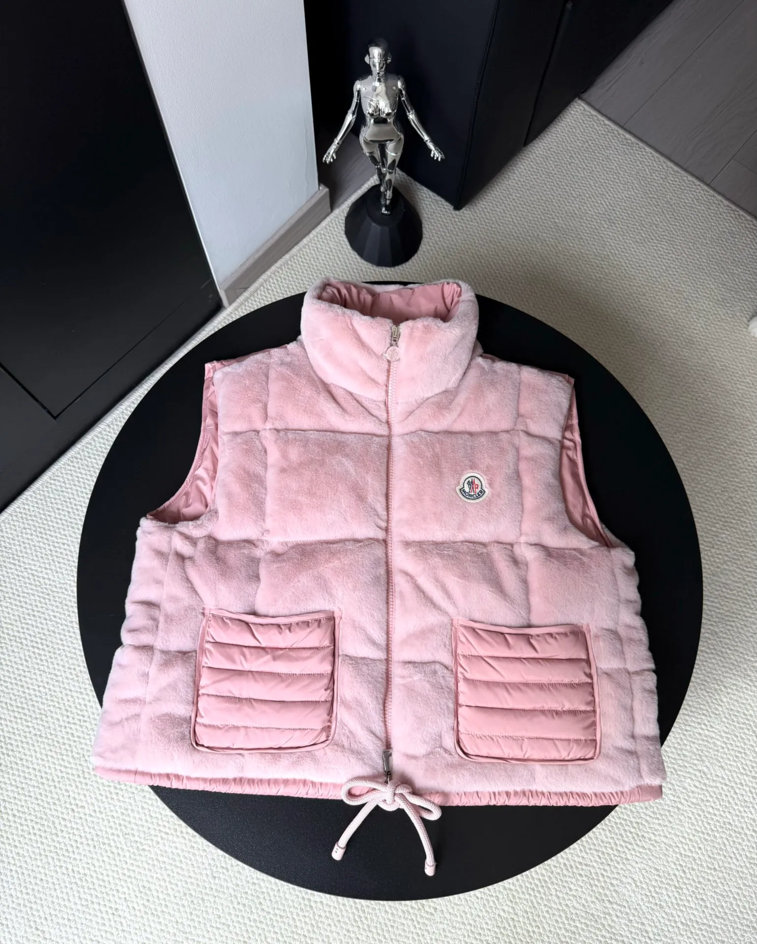 P540 Moncler/Mask 24Fw velvet spliced ​​stand-up collar down jacket vest. The original customized velvet fabric has a great texture. It is filled with national standard 90 white goose down. It is light, warm and comfortable. Size: 0.1.2 Color: white pink