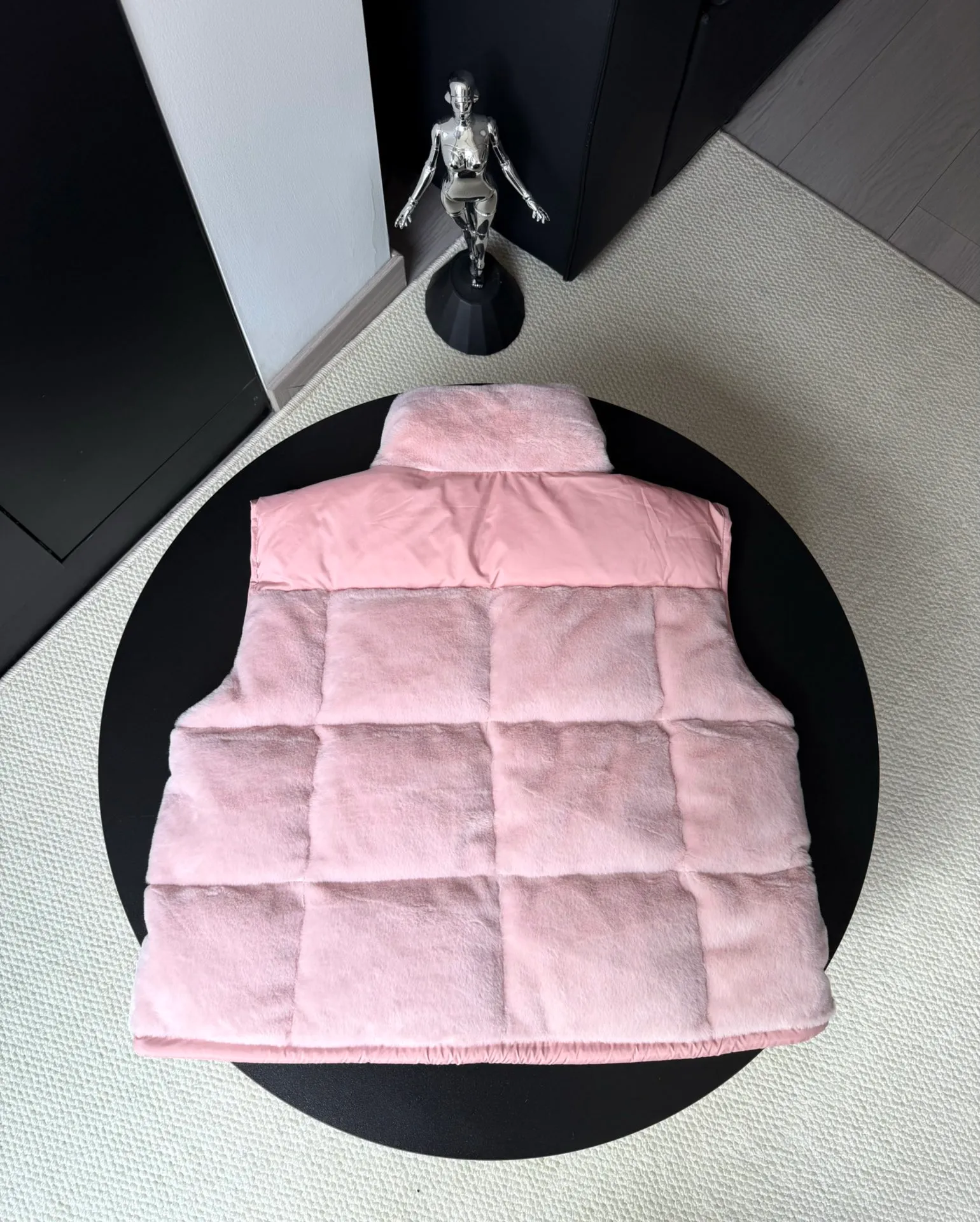 P540 Moncler/Mask 24Fw velvet spliced ​​stand-up collar down jacket vest. The original customized velvet fabric has a great texture. It is filled with national standard 90 white goose down. It is light, warm and comfortable. Size: 0.1.2 Color: white pink