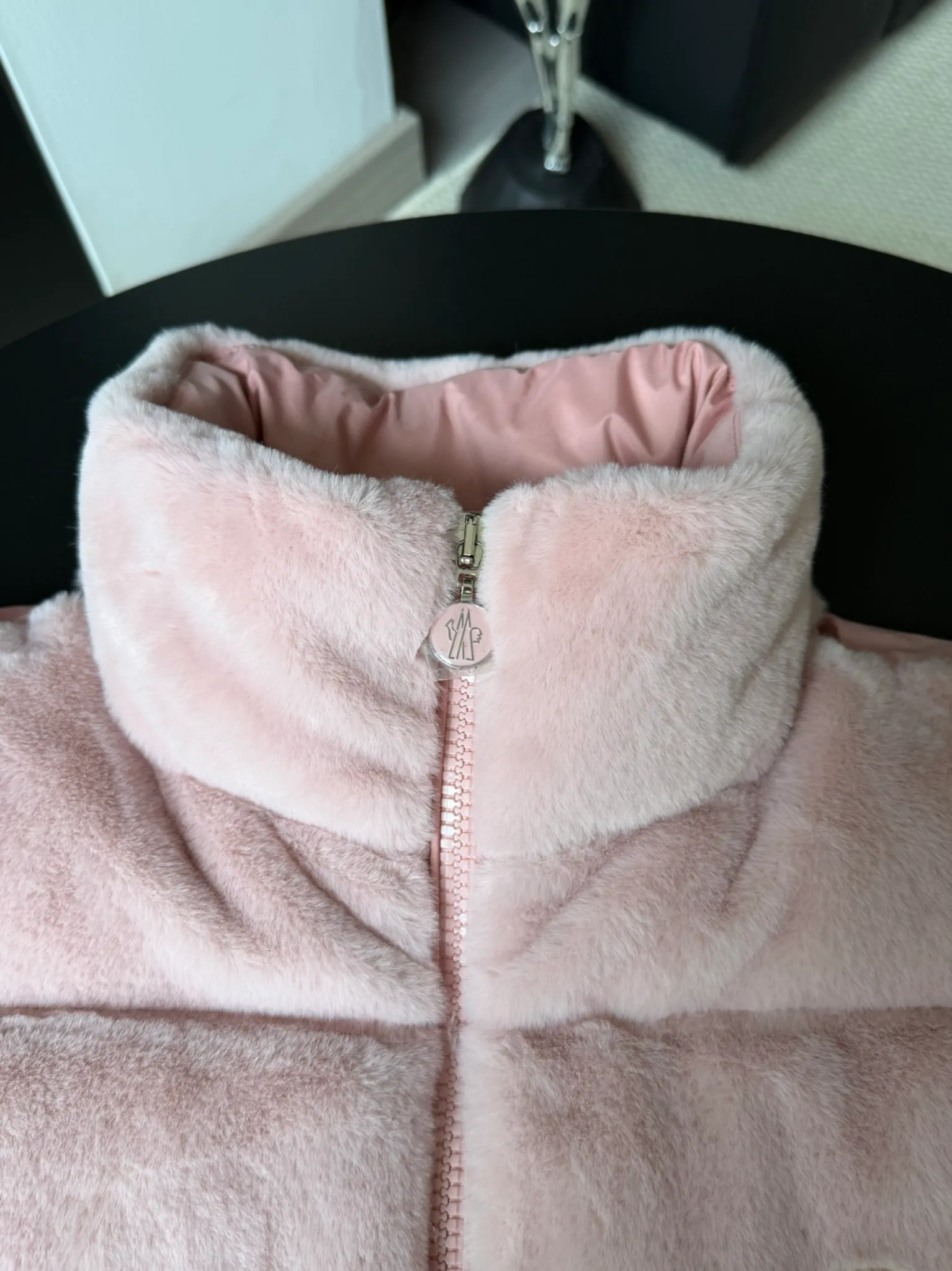 P540 Moncler/Mask 24Fw velvet spliced ​​stand-up collar down jacket vest. The original customized velvet fabric has a great texture. It is filled with national standard 90 white goose down. It is light, warm and comfortable. Size: 0.1.2 Color: white pink