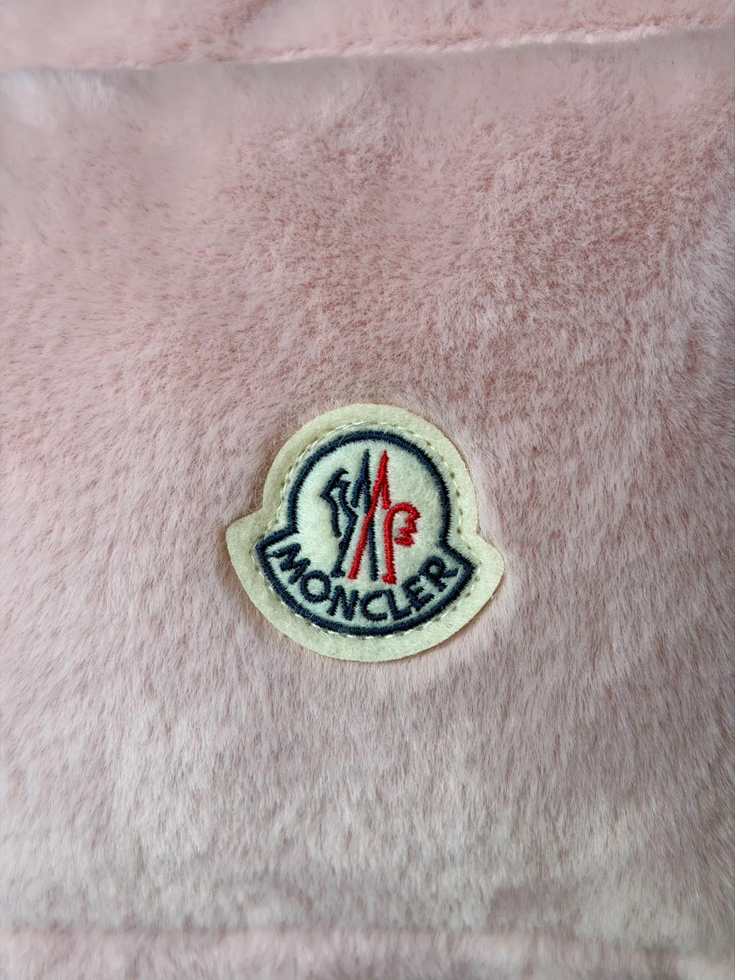 P540 Moncler/Mask 24Fw velvet spliced ​​stand-up collar down jacket vest. The original customized velvet fabric has a great texture. It is filled with national standard 90 white goose down. It is light, warm and comfortable. Size: 0.1.2 Color: white pink