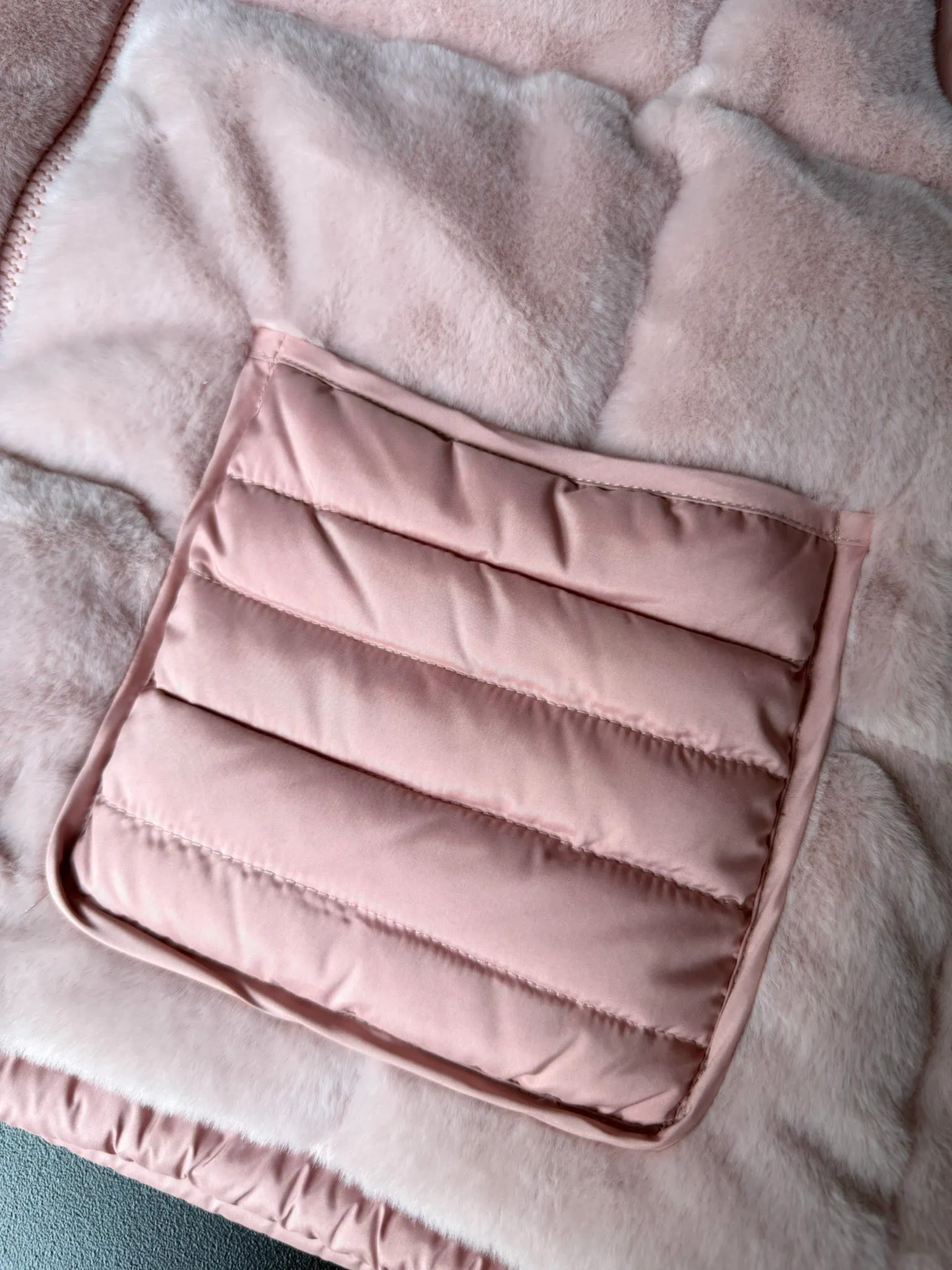 P540 Moncler/Mask 24Fw velvet spliced ​​stand-up collar down jacket vest. The original customized velvet fabric has a great texture. It is filled with national standard 90 white goose down. It is light, warm and comfortable. Size: 0.1.2 Color: white pink