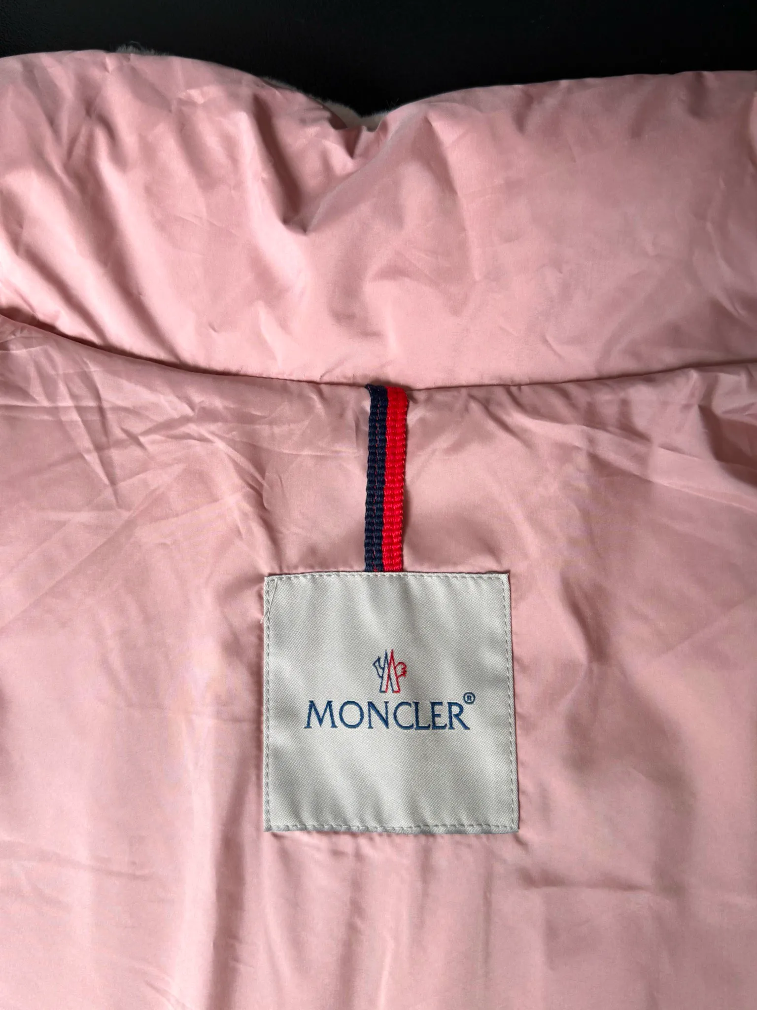 P540 Moncler/Mask 24Fw velvet spliced ​​stand-up collar down jacket vest. The original customized velvet fabric has a great texture. It is filled with national standard 90 white goose down. It is light, warm and comfortable. Size: 0.1.2 Color: white pink