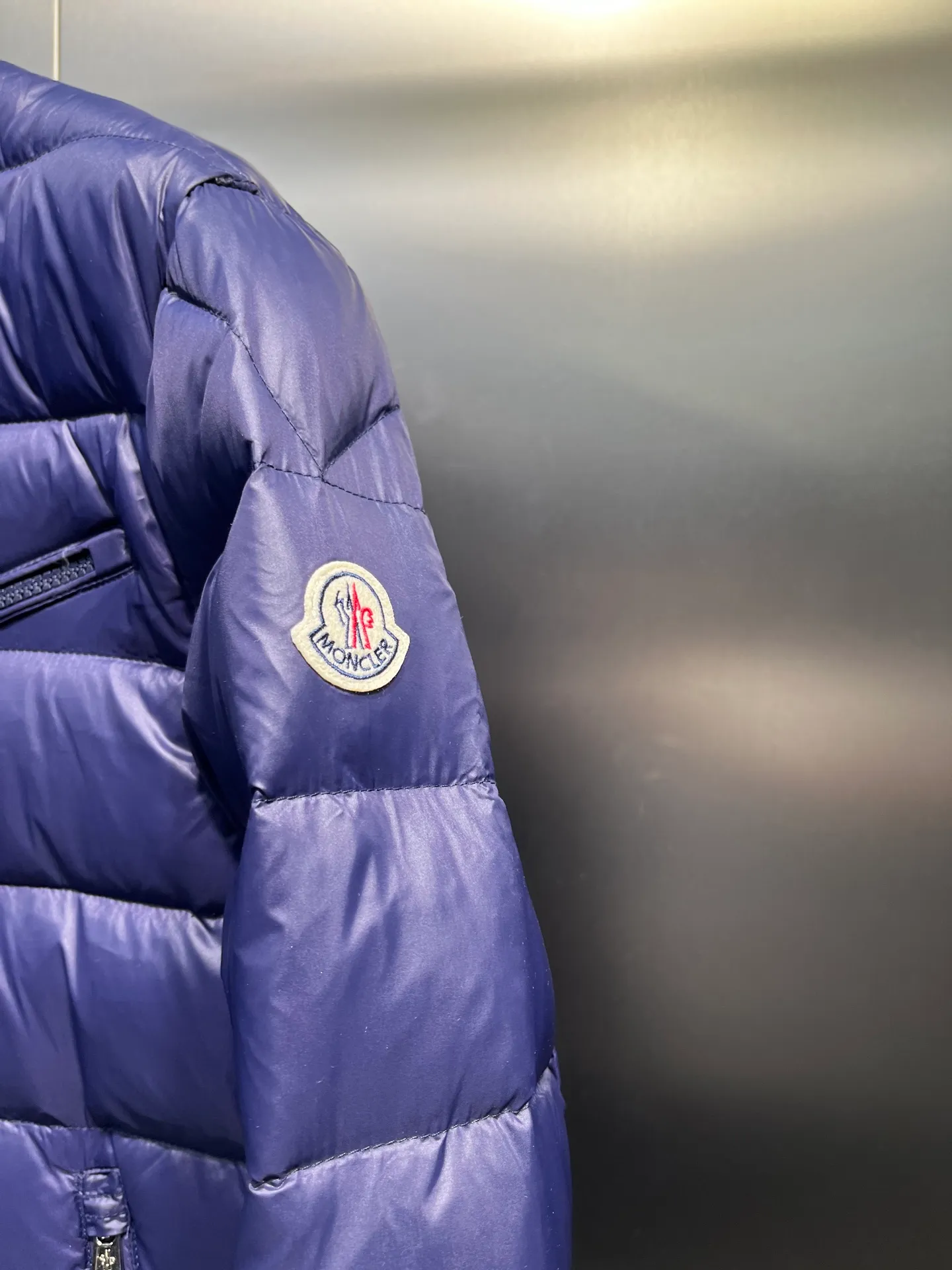 P840 Moncler Men's Mouth Men's Short Down Jacket Caroux Series ~ A big hit, an exclusive debut, a rare and valuable limited edition. Classics will never go out of style. This season's main high-performance street style series! A trendy style that is convenient, neat and handsome, it is available through trading company channels, and its quality can withstand any form of inspection. Features: white zipper with logo in English letters, fully displaying the iconic design of the Moncler brand. Material: The outstanding achievements of high-tech fabrics are not exaggerated. We provide bright polyester fiber nylon fabrics for customers. The ultra-fine and delicate texture is extremely smooth, has high elastic recovery effect, is breathable and comfortable without stuffiness. Color: navy blue, black Size: 1-2-3-4-5