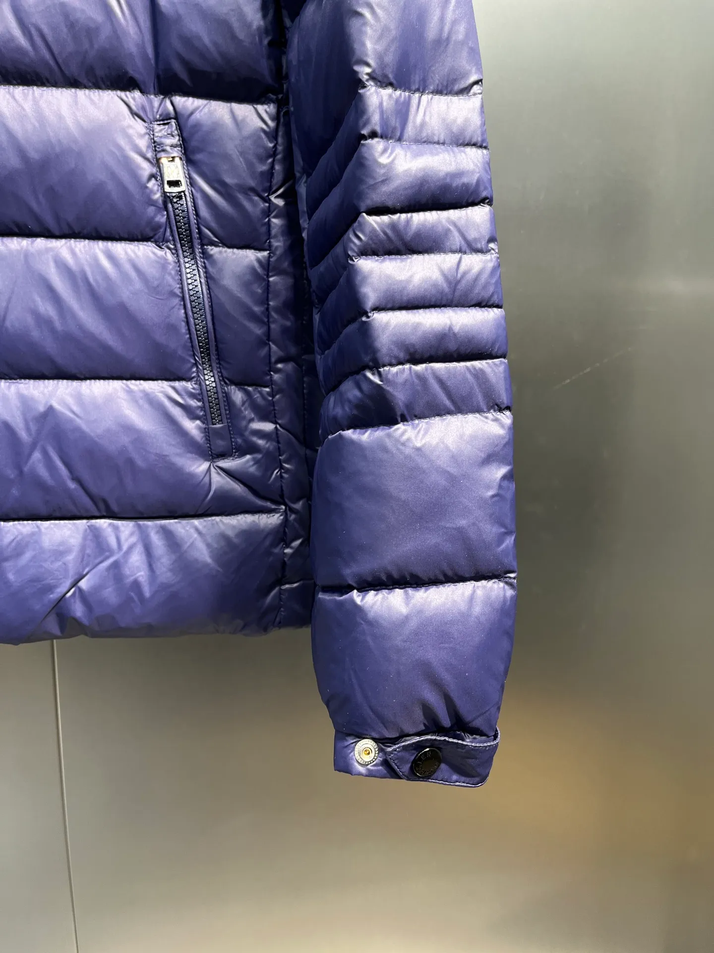 P840 Moncler Men's Mouth Men's Short Down Jacket Caroux Series ~ A big hit, an exclusive debut, a rare and valuable limited edition. Classics will never go out of style. This season's main high-performance street style series! A trendy style that is convenient, neat and handsome, it is available through trading company channels, and its quality can withstand any form of inspection. Features: white zipper with logo in English letters, fully displaying the iconic design of the Moncler brand. Material: The outstanding achievements of high-tech fabrics are not exaggerated. We provide bright polyester fiber nylon fabrics for customers. The ultra-fine and delicate texture is extremely smooth, has high elastic recovery effect, is breathable and comfortable without stuffiness. Color: navy blue, black Size: 1-2-3-4-5