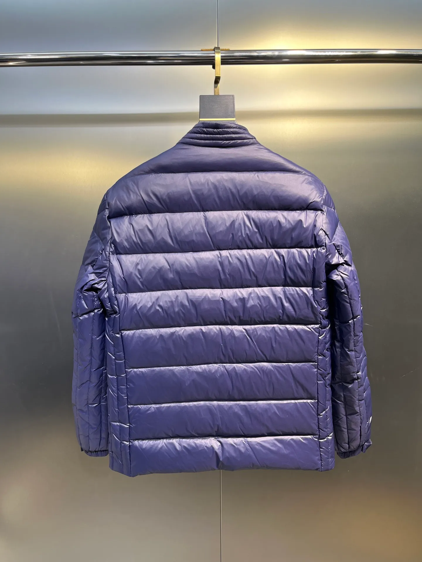 P840 Moncler Men's Mouth Men's Short Down Jacket Caroux Series ~ A big hit, an exclusive debut, a rare and valuable limited edition. Classics will never go out of style. This season's main high-performance street style series! A trendy style that is convenient, neat and handsome, it is available through trading company channels, and its quality can withstand any form of inspection. Features: white zipper with logo in English letters, fully displaying the iconic design of the Moncler brand. Material: The outstanding achievements of high-tech fabrics are not exaggerated. We provide bright polyester fiber nylon fabrics for customers. The ultra-fine and delicate texture is extremely smooth, has high elastic recovery effect, is breathable and comfortable without stuffiness. Color: navy blue, black Size: 1-2-3-4-5