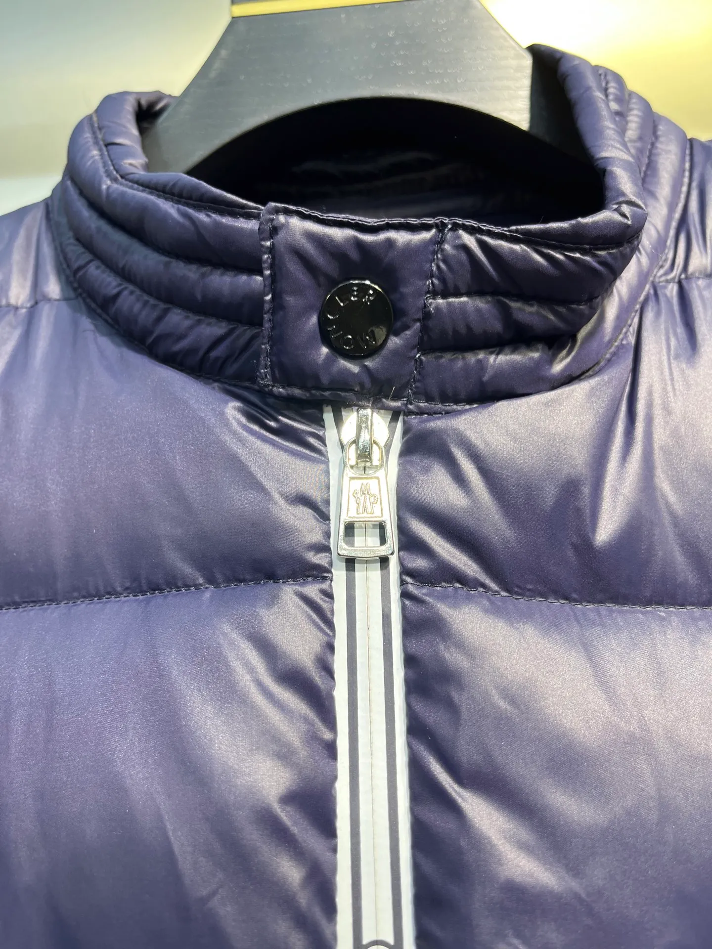 P840 Moncler Men's Mouth Men's Short Down Jacket Caroux Series ~ A big hit, an exclusive debut, a rare and valuable limited edition. Classics will never go out of style. This season's main high-performance street style series! A trendy style that is convenient, neat and handsome, it is available through trading company channels, and its quality can withstand any form of inspection. Features: white zipper with logo in English letters, fully displaying the iconic design of the Moncler brand. Material: The outstanding achievements of high-tech fabrics are not exaggerated. We provide bright polyester fiber nylon fabrics for customers. The ultra-fine and delicate texture is extremely smooth, has high elastic recovery effect, is breathable and comfortable without stuffiness. Color: navy blue, black Size: 1-2-3-4-5