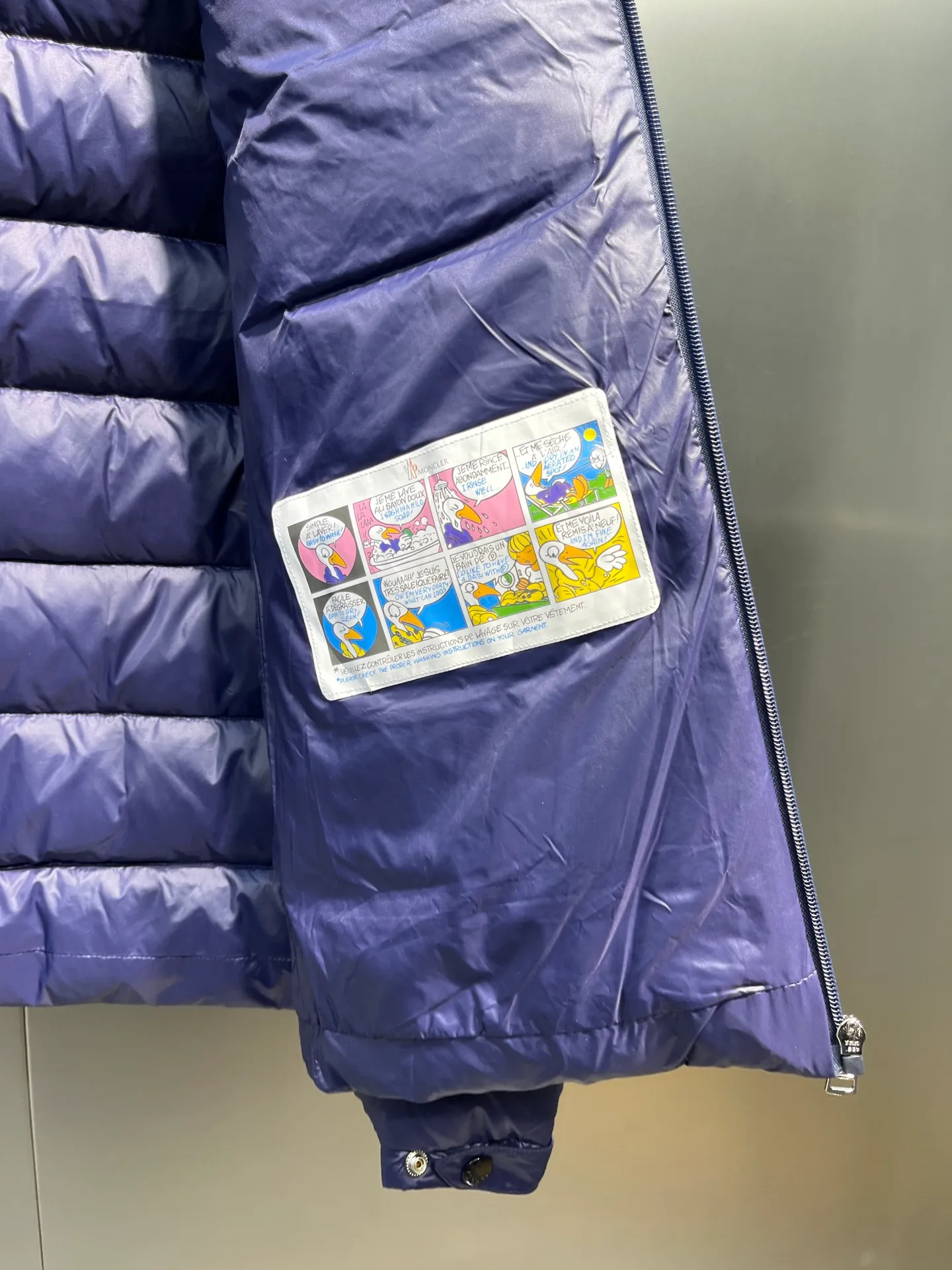 P840 Moncler Men's Mouth Men's Short Down Jacket Caroux Series ~ A big hit, an exclusive debut, a rare and valuable limited edition. Classics will never go out of style. This season's main high-performance street style series! A trendy style that is convenient, neat and handsome, it is available through trading company channels, and its quality can withstand any form of inspection. Features: white zipper with logo in English letters, fully displaying the iconic design of the Moncler brand. Material: The outstanding achievements of high-tech fabrics are not exaggerated. We provide bright polyester fiber nylon fabrics for customers. The ultra-fine and delicate texture is extremely smooth, has high elastic recovery effect, is breathable and comfortable without stuffiness. Color: navy blue, black Size: 1-2-3-4-5