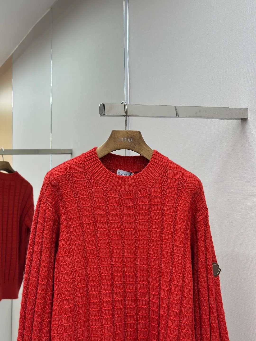P430 Moncler logo embossed knitted crew neck sweater. The original product was purchased for 7,500. The fabric is made of custom-woven carved wool texture. It is soft and delicate, comfortable and close to the skin. It uses high-saturation red as the base color to cut through the dullness of winter. Let every inch of the fabric become an annotation of power aesthetics. Using three-dimensional texture as the brushstrokes, the entire embossed knitting reconstructs the dimension of knitted aesthetics. It produces a light and dark gradient texture halo as the human body moves. Iconic Moncler The logo embroidered logo decorates the sleeves and is highly recognizable. The power aesthetic is hidden in the contrast between hardness and softness. The ultimate expression of elegance. No need to deliberately create its own style. The whole piece is embossed vertical grain knitting. Through specific stitching and fabric tissue changes, by changing the arrangement of stitches and the density of the fabric, the vertical grains present a relief effect that is raised on the surface of the sweater. Forming undulating changes in the vertical grains and a curved thread structure. By changing the stitching and yarn arrangement during the knitting process. The yarn is distributed in a curved shape in the fabric, and the garment washing water is softened and deodorized using professional washing equipment and specific detergents to deeply clean and deodorize the clothes to improve the feel and appearance of the clothes. Size:S-M-L-XL