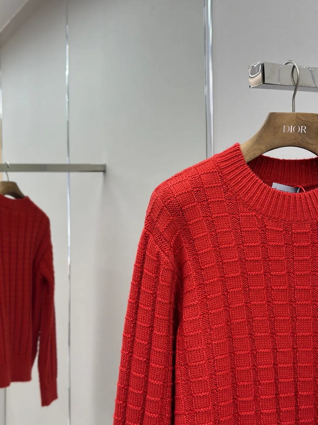 P430 Moncler logo embossed knitted crew neck sweater. The original product was purchased for 7,500. The fabric is made of custom-woven carved wool texture. It is soft and delicate, comfortable and close to the skin. It uses high-saturation red as the base color to cut through the dullness of winter. Let every inch of the fabric become an annotation of power aesthetics. Using three-dimensional texture as the brushstrokes, the entire embossed knitting reconstructs the dimension of knitted aesthetics. It produces a light and dark gradient texture halo as the human body moves. Iconic Moncler The logo embroidered logo decorates the sleeves and is highly recognizable. The power aesthetic is hidden in the contrast between hardness and softness. The ultimate expression of elegance. No need to deliberately create its own style. The whole piece is embossed vertical grain knitting. Through specific stitching and fabric tissue changes, by changing the arrangement of stitches and the density of the fabric, the vertical grains present a relief effect that is raised on the surface of the sweater. Forming undulating changes in the vertical grains and a curved thread structure. By changing the stitching and yarn arrangement during the knitting process. The yarn is distributed in a curved shape in the fabric, and the garment washing water is softened and deodorized using professional washing equipment and specific detergents to deeply clean and deodorize the clothes to improve the feel and appearance of the clothes. Size:S-M-L-XL