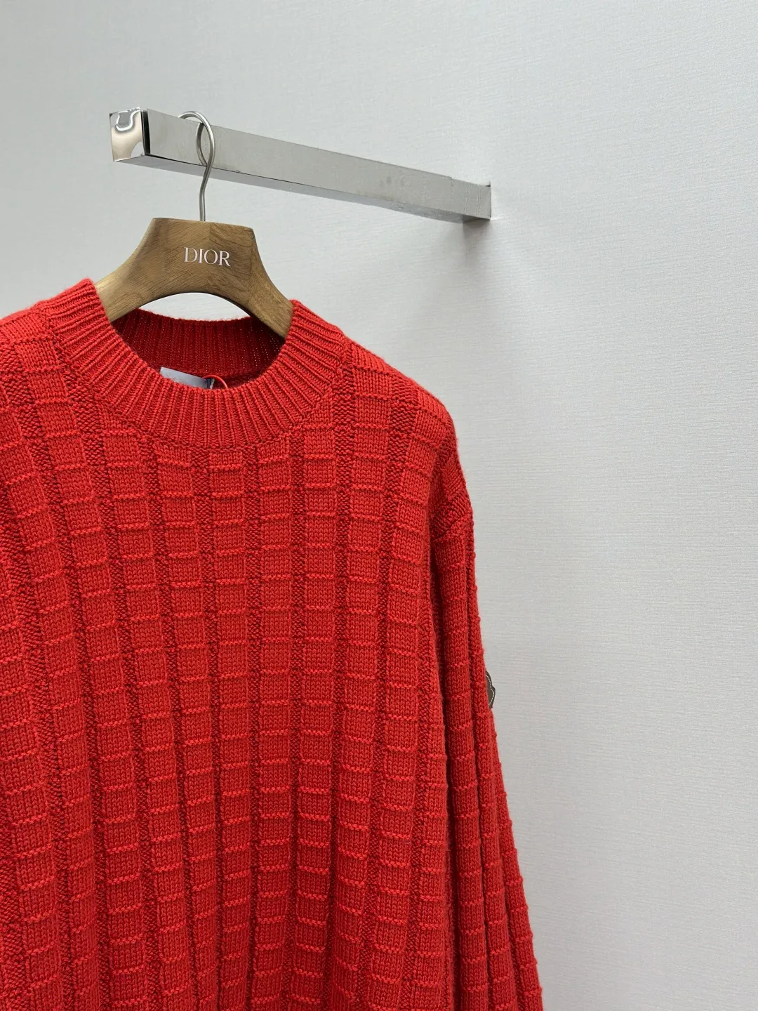P430 Moncler logo embossed knitted crew neck sweater. The original product was purchased for 7,500. The fabric is made of custom-woven carved wool texture. It is soft and delicate, comfortable and close to the skin. It uses high-saturation red as the base color to cut through the dullness of winter. Let every inch of the fabric become an annotation of power aesthetics. Using three-dimensional texture as the brushstrokes, the entire embossed knitting reconstructs the dimension of knitted aesthetics. It produces a light and dark gradient texture halo as the human body moves. Iconic Moncler The logo embroidered logo decorates the sleeves and is highly recognizable. The power aesthetic is hidden in the contrast between hardness and softness. The ultimate expression of elegance. No need to deliberately create its own style. The whole piece is embossed vertical grain knitting. Through specific stitching and fabric tissue changes, by changing the arrangement of stitches and the density of the fabric, the vertical grains present a relief effect that is raised on the surface of the sweater. Forming undulating changes in the vertical grains and a curved thread structure. By changing the stitching and yarn arrangement during the knitting process. The yarn is distributed in a curved shape in the fabric, and the garment washing water is softened and deodorized using professional washing equipment and specific detergents to deeply clean and deodorize the clothes to improve the feel and appearance of the clothes. Size:S-M-L-XL