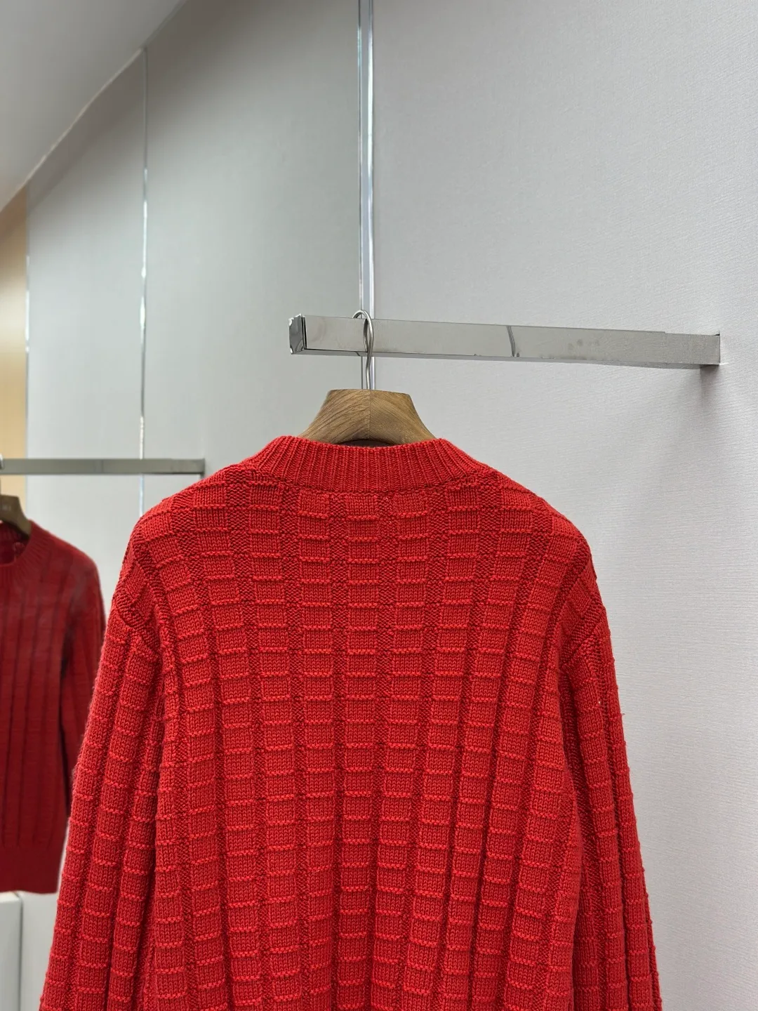 P430 Moncler logo embossed knitted crew neck sweater. The original product was purchased for 7,500. The fabric is made of custom-woven carved wool texture. It is soft and delicate, comfortable and close to the skin. It uses high-saturation red as the base color to cut through the dullness of winter. Let every inch of the fabric become an annotation of power aesthetics. Using three-dimensional texture as the brushstrokes, the entire embossed knitting reconstructs the dimension of knitted aesthetics. It produces a light and dark gradient texture halo as the human body moves. Iconic Moncler The logo embroidered logo decorates the sleeves and is highly recognizable. The power aesthetic is hidden in the contrast between hardness and softness. The ultimate expression of elegance. No need to deliberately create its own style. The whole piece is embossed vertical grain knitting. Through specific stitching and fabric tissue changes, by changing the arrangement of stitches and the density of the fabric, the vertical grains present a relief effect that is raised on the surface of the sweater. Forming undulating changes in the vertical grains and a curved thread structure. By changing the stitching and yarn arrangement during the knitting process. The yarn is distributed in a curved shape in the fabric, and the garment washing water is softened and deodorized using professional washing equipment and specific detergents to deeply clean and deodorize the clothes to improve the feel and appearance of the clothes. Size:S-M-L-XL