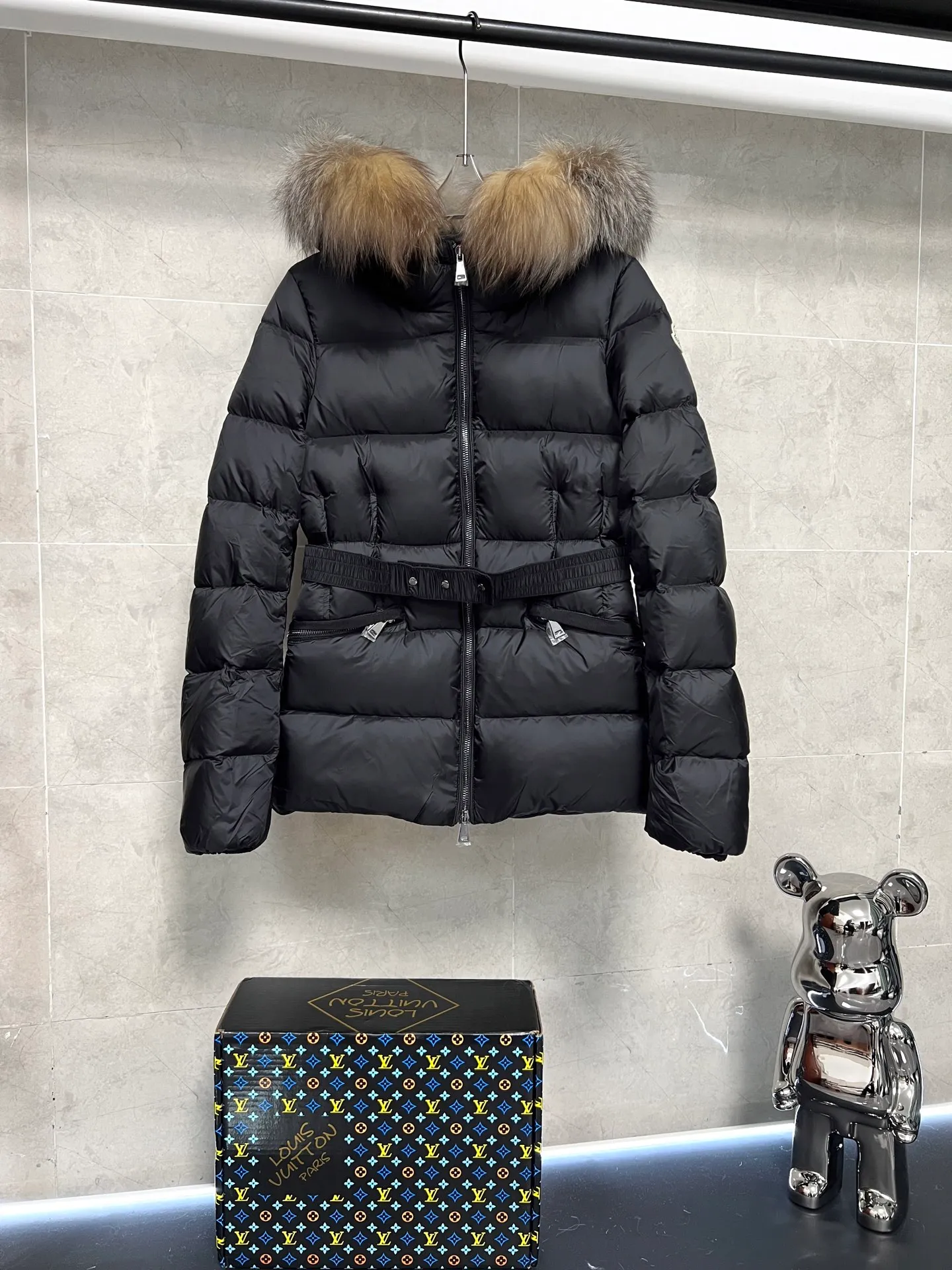 P1040 Moncler's new fur collar hooded waisted down jacket. The slim cut highlights the fluffy temperament of this down jacket. It is light and neat without any bloat. The fur collar at the neck is very textured. It is super slim and reduces your age. It is both warm and fashionable. It is definitely a versatile and unmistakable warm weapon for daily outings. Size: 1234